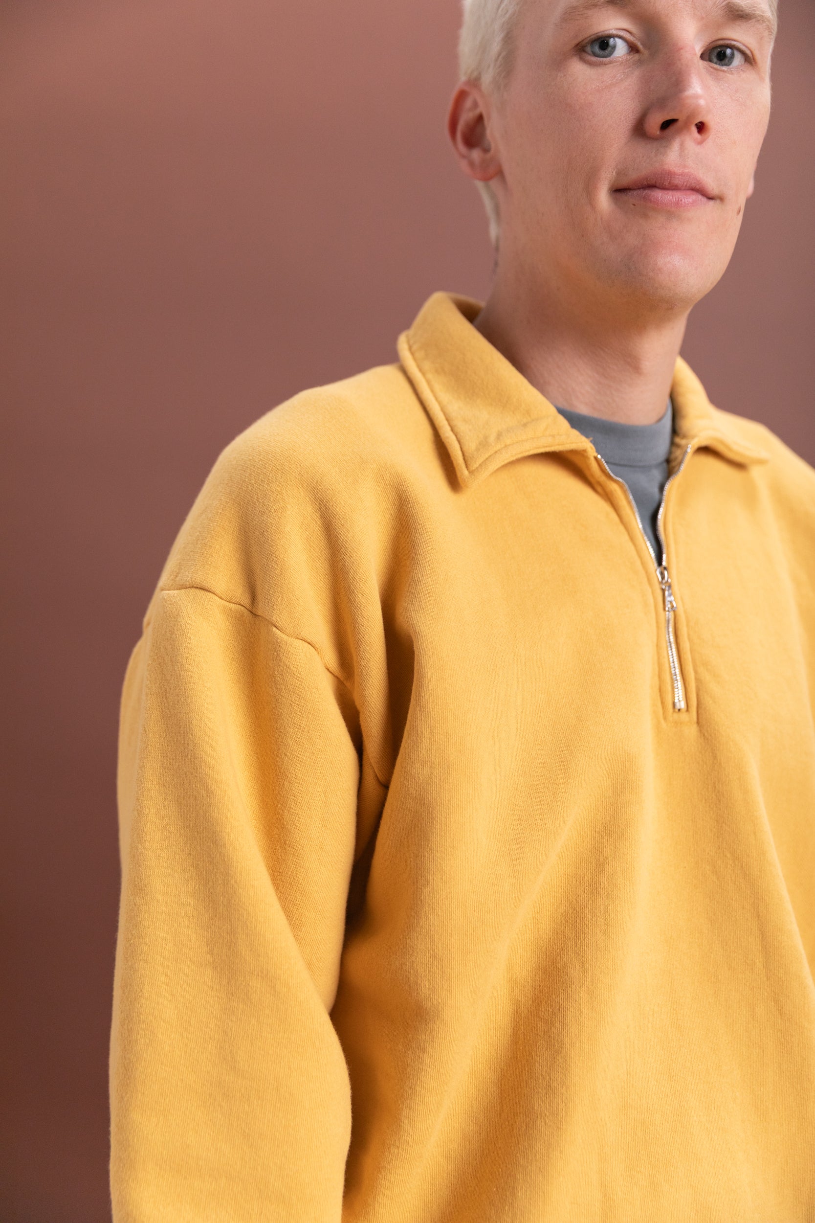HALF ZIPPER PULLOVER IN YELLOW