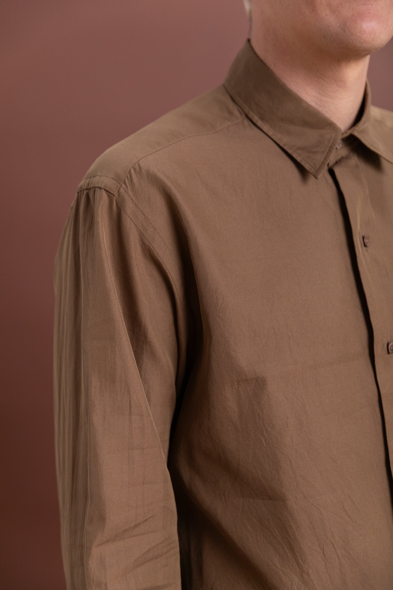 REGULAR COLLARED SHIRT IN BROWN LIGHT SILK COTTON