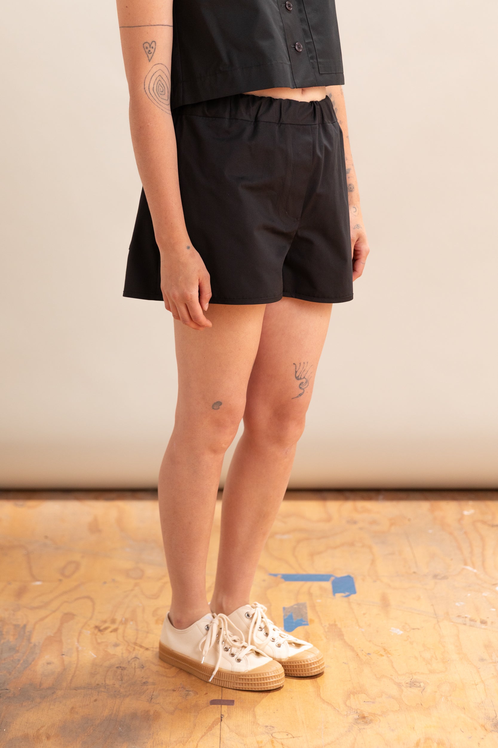 SHORTS WITH SIDE SEAM POCKETS AND BACK POCKETS IN BLACK POPLIN