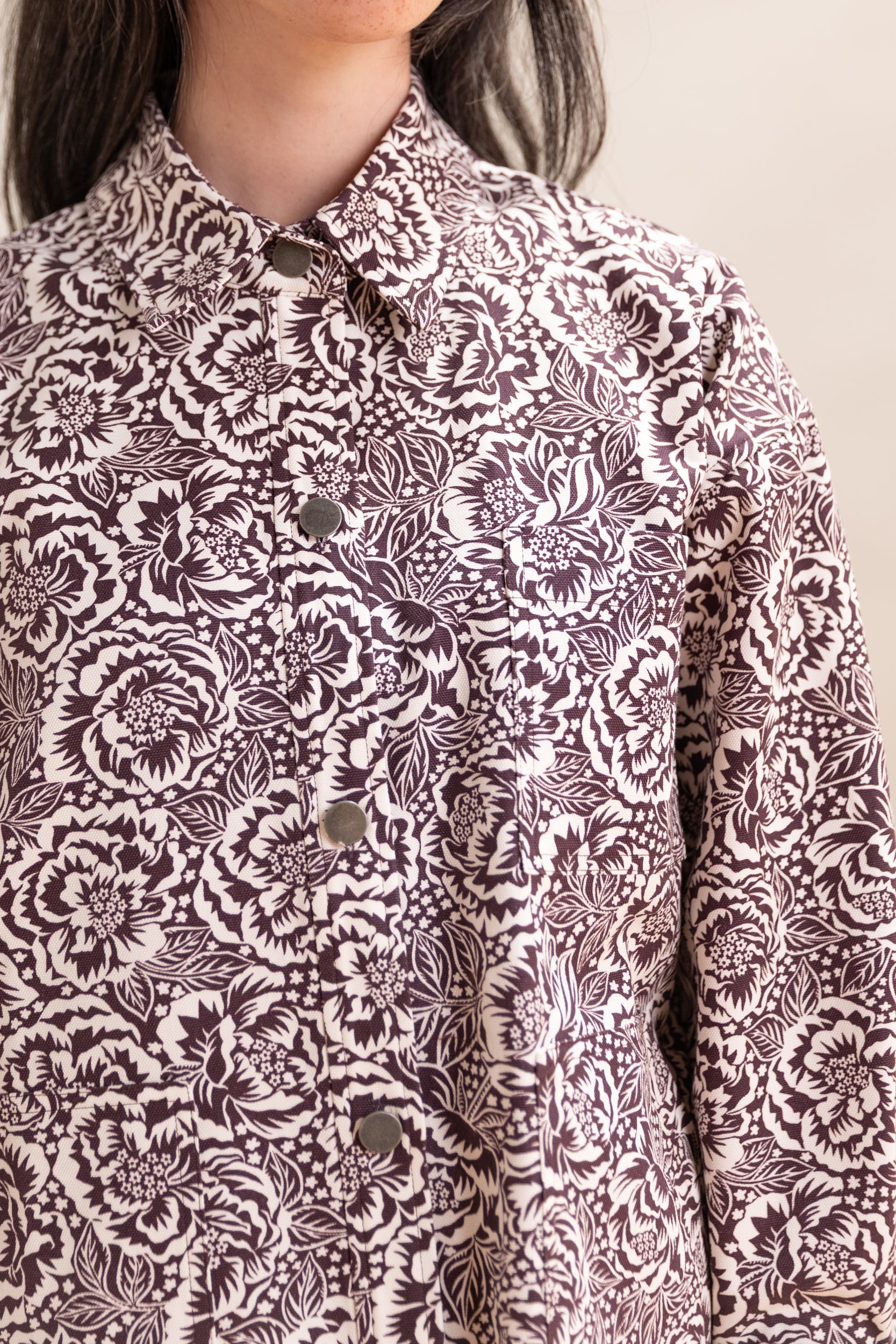 OVERSIZED SHIRT JACKET IN BROWN AND OFF WHITE FLORAL COTTON CANVAS