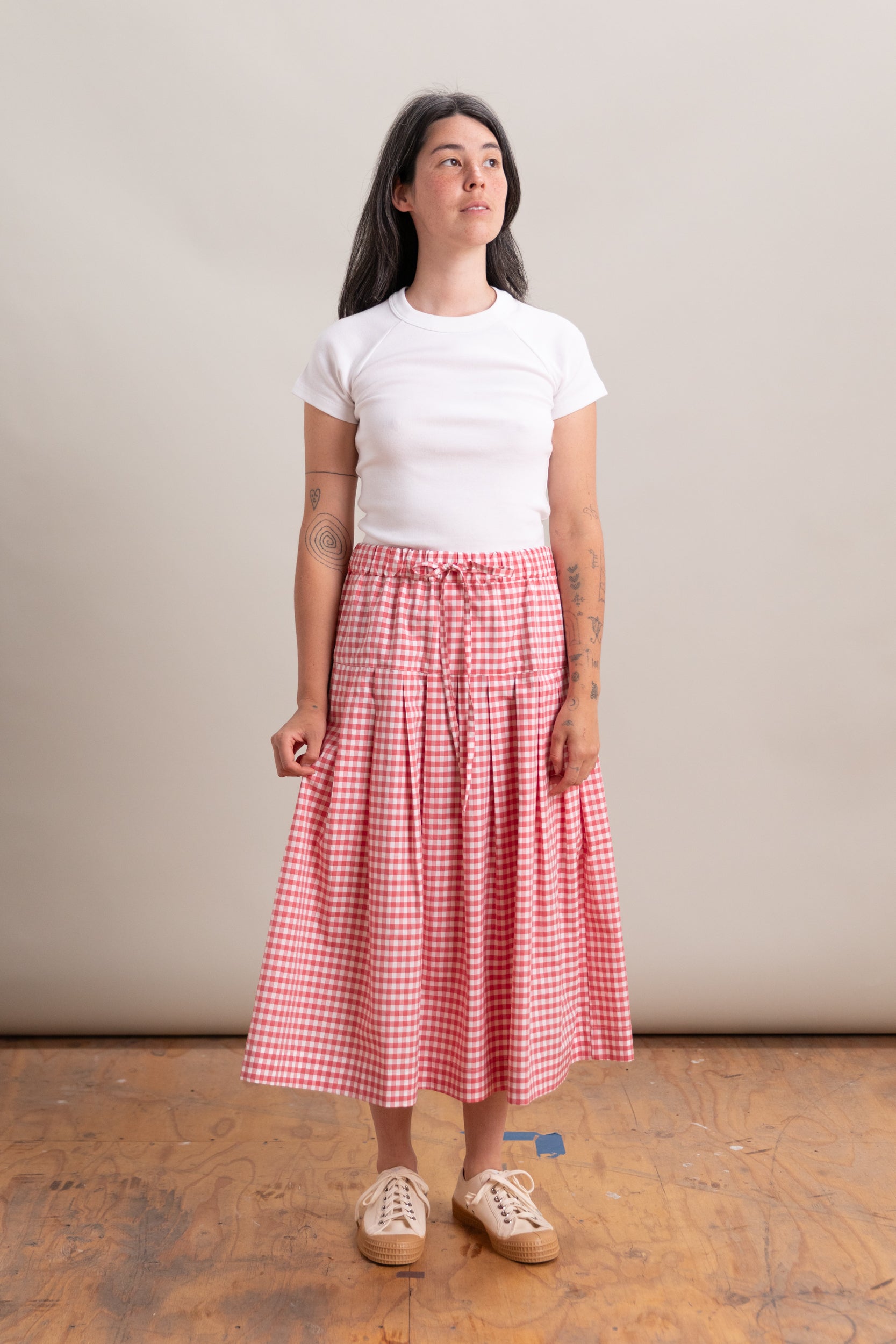 PLEATED SKIRT WITH SIDE SEAM POCKETS IN RED GINGHAM