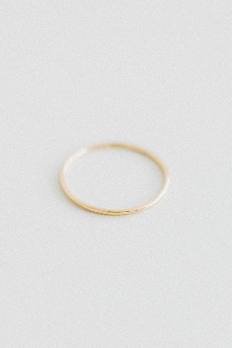 SMALL TUBE BAND RING IN 14K GOLD