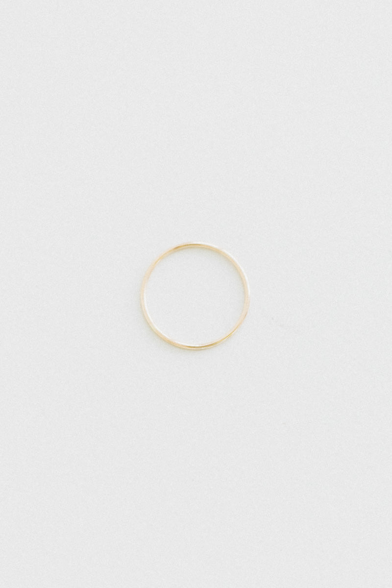 SMALL TUBE BAND RING IN 14K GOLD