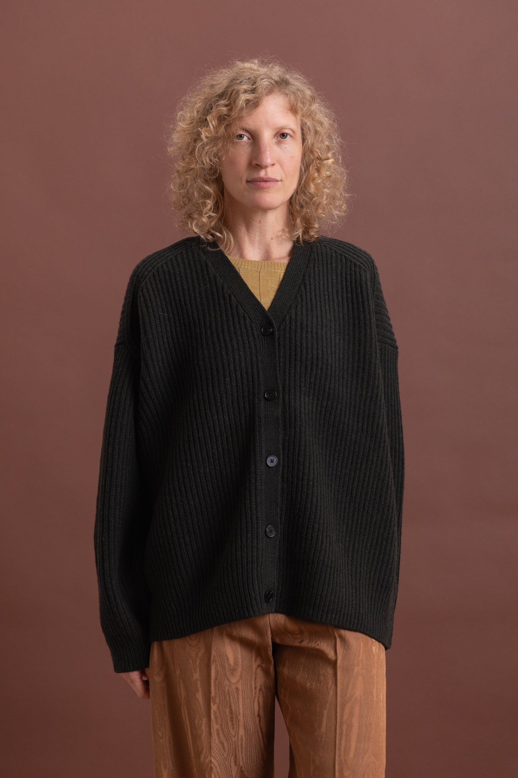 PAUSE RIBBED CARDIGAN IN DARKEST GREEN