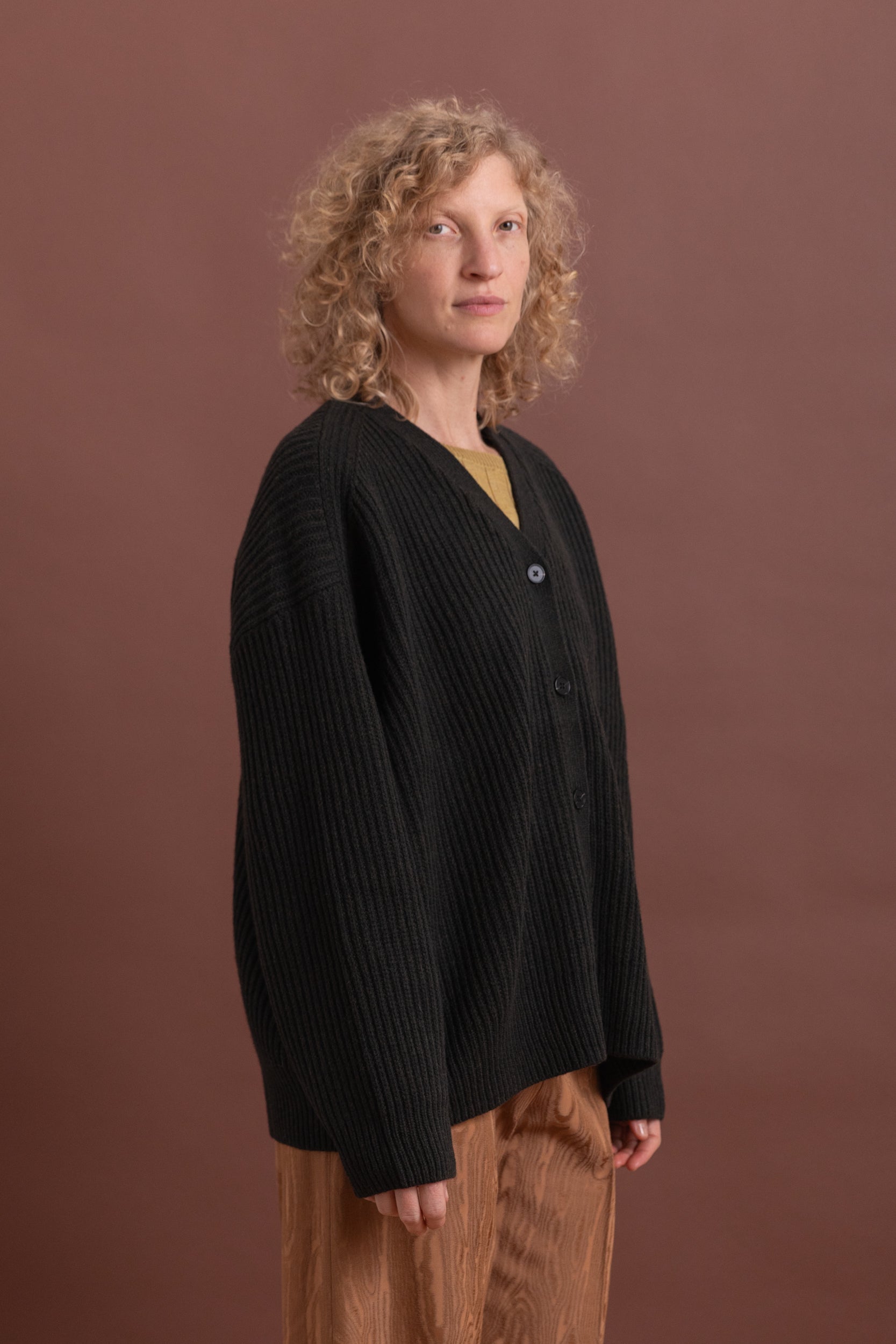 PAUSE RIBBED CARDIGAN IN DARKEST GREEN