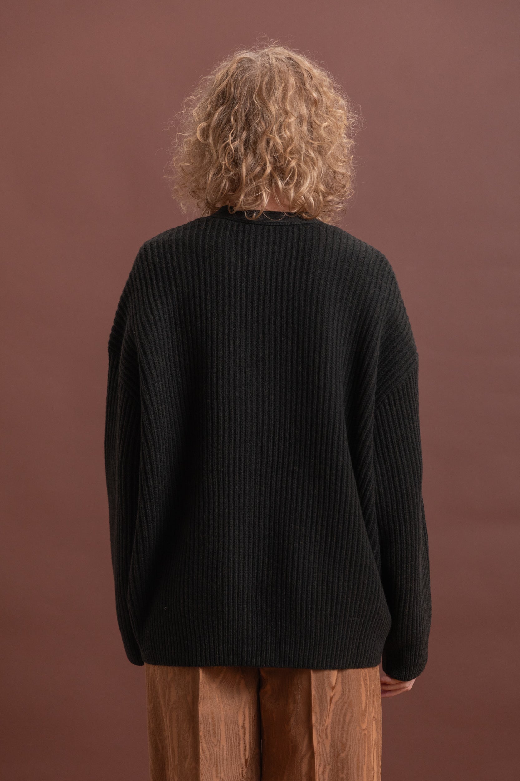 PAUSE RIBBED CARDIGAN IN DARKEST GREEN