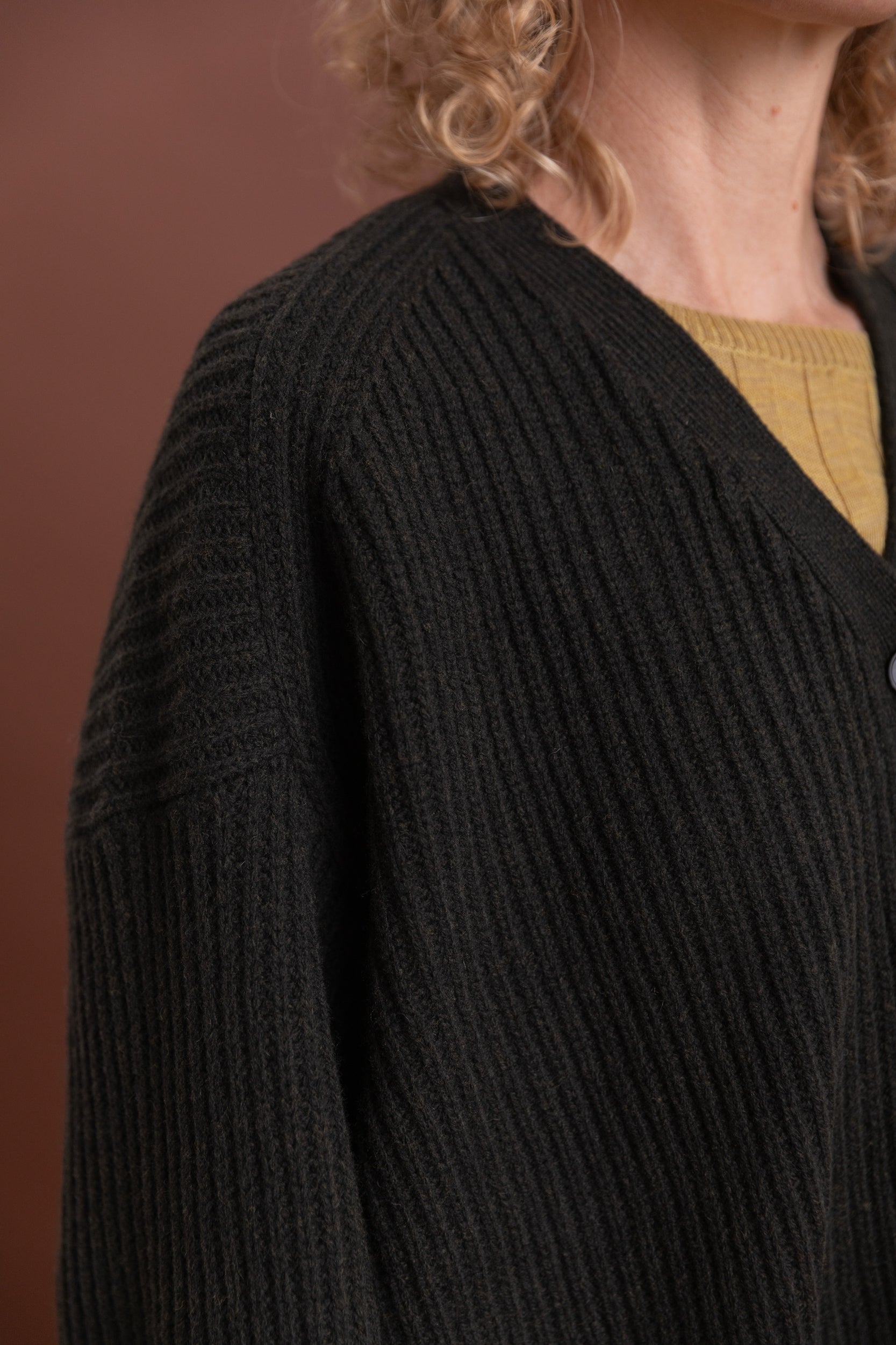 PAUSE RIBBED CARDIGAN IN DARKEST GREEN