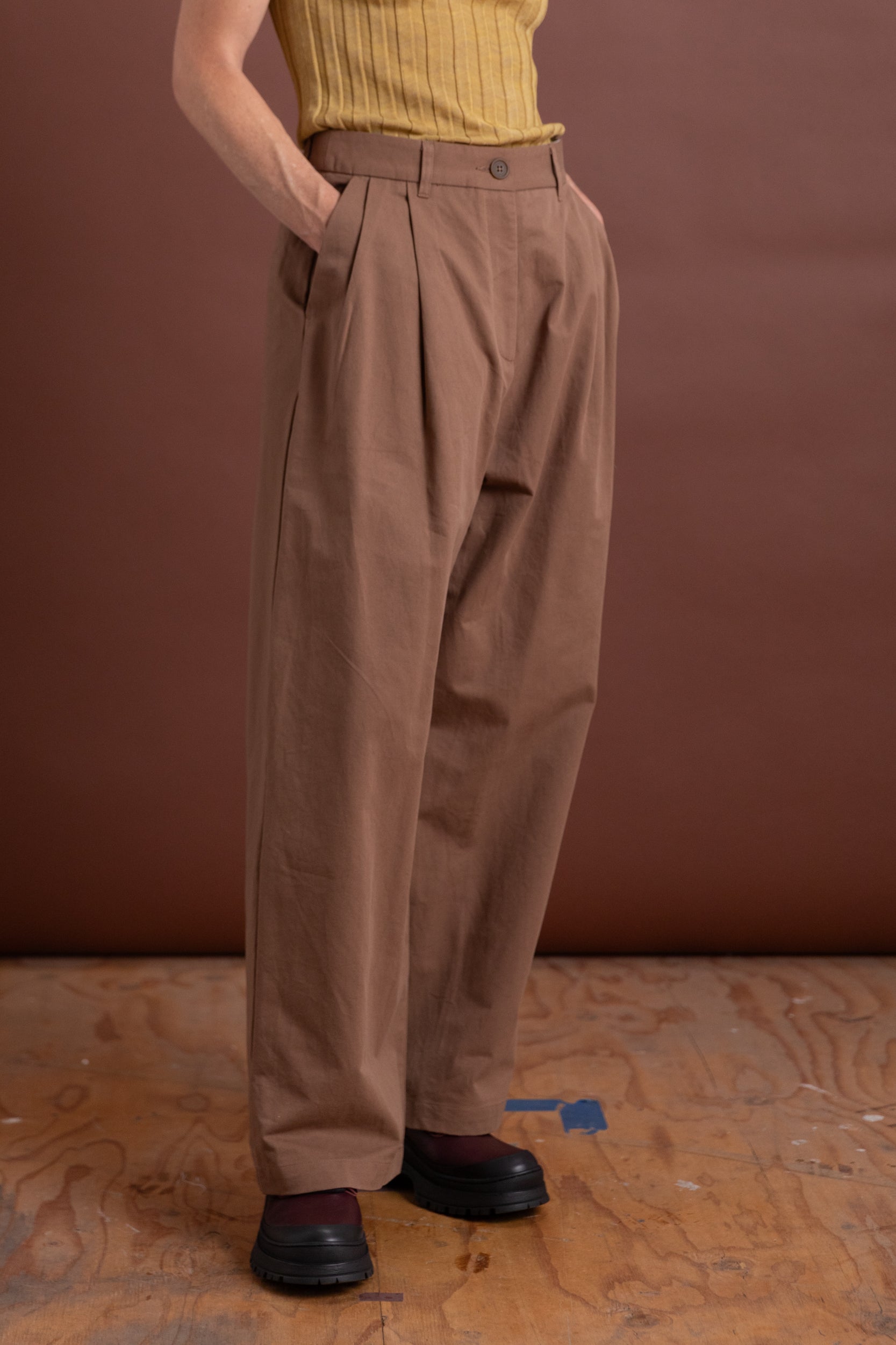 SELENO PLEAT PANT IN CLAY