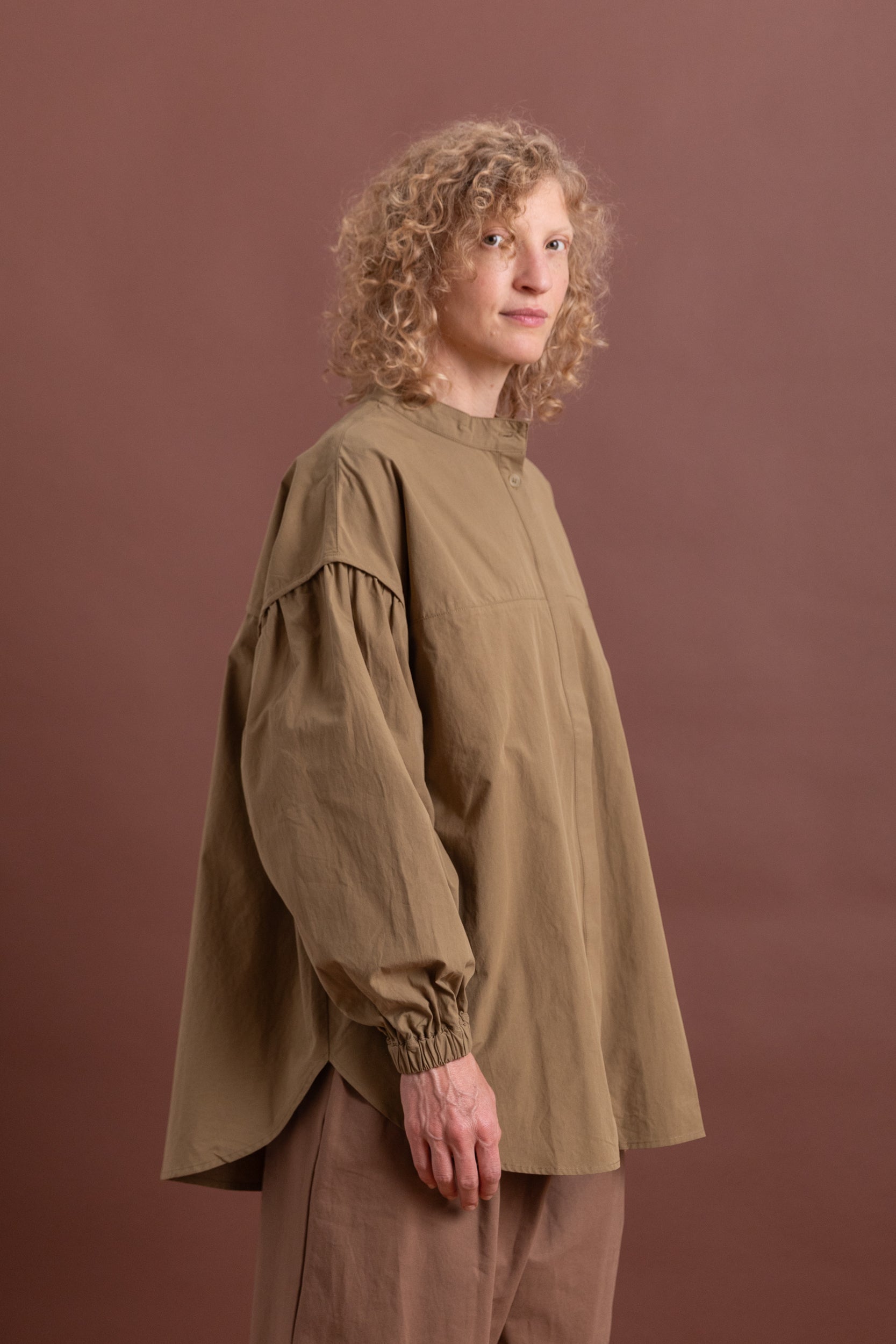TRANSIT GATHERED BLOUSE IN DUSTY OLIVE