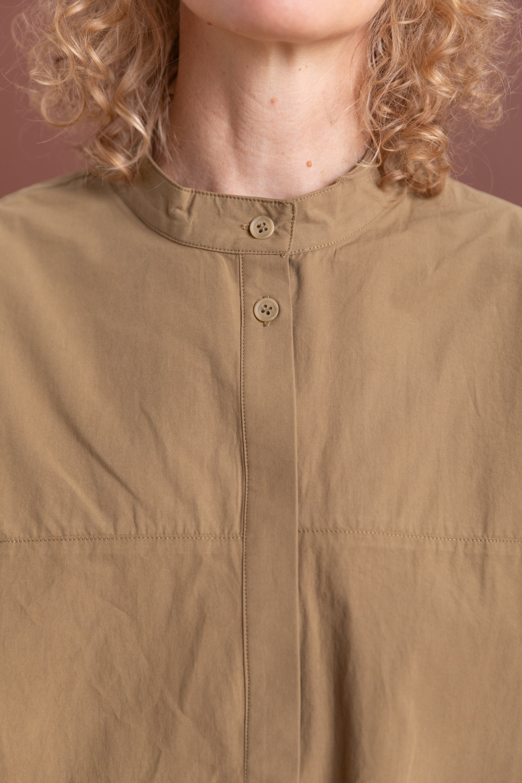TRANSIT GATHERED BLOUSE IN DUSTY OLIVE
