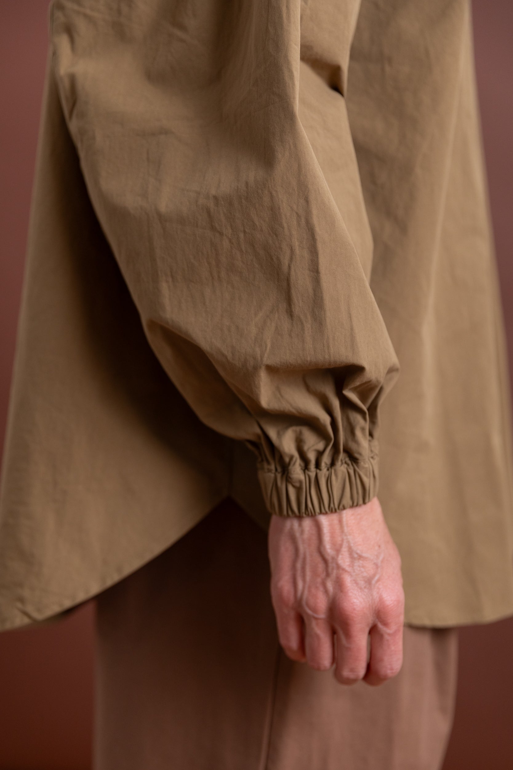 TRANSIT GATHERED BLOUSE IN DUSTY OLIVE