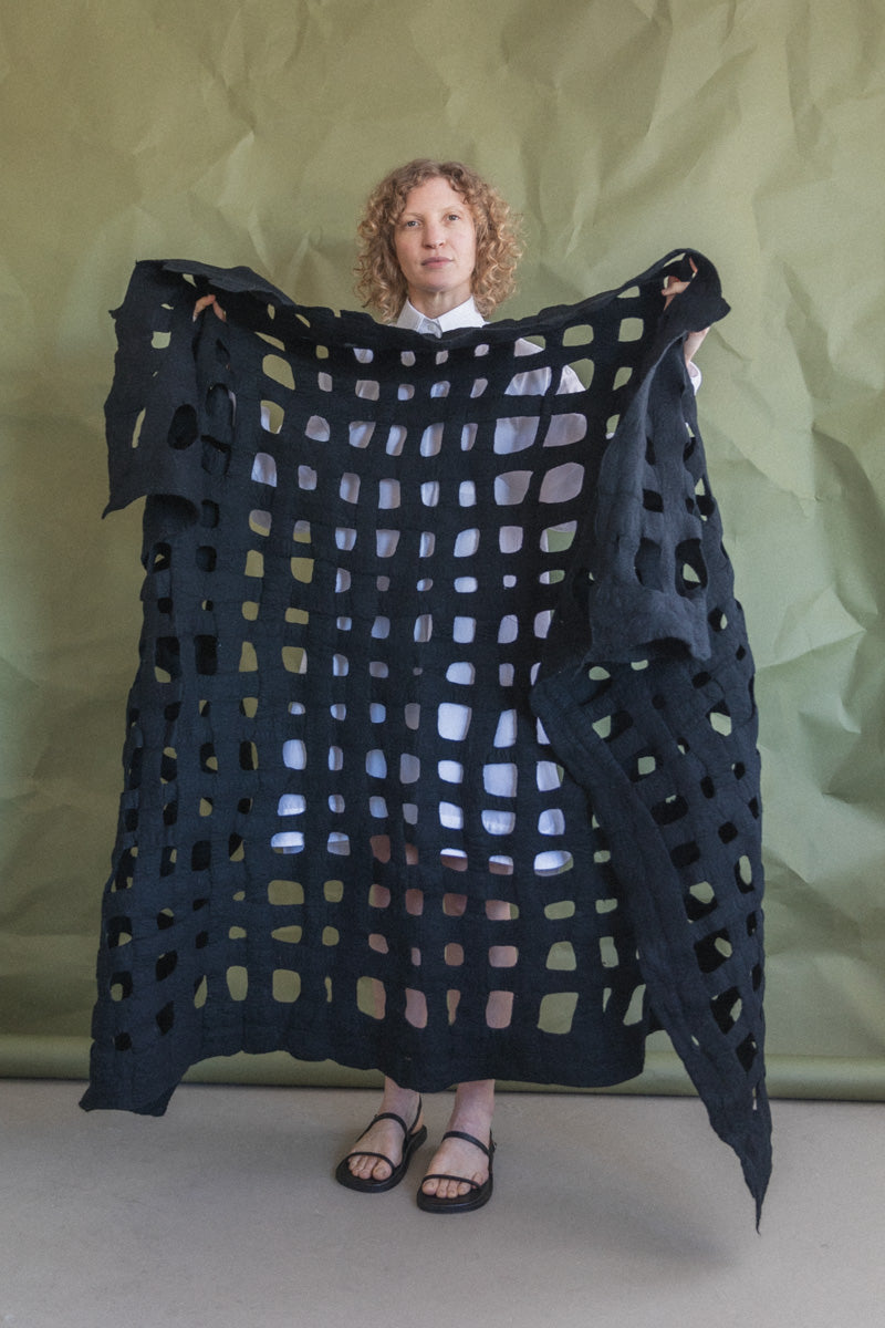 FELTED WOOL LATTICE BLANKET IN BLACK