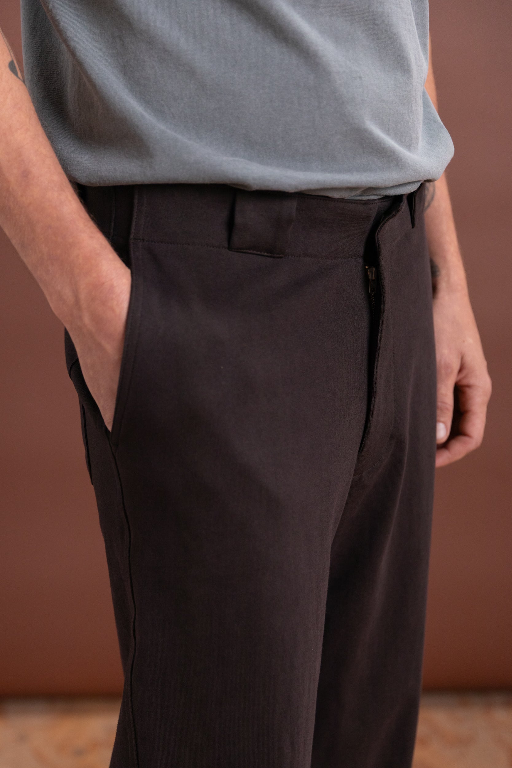 JERSEY TROUSER IN BLACK MUSHROOM