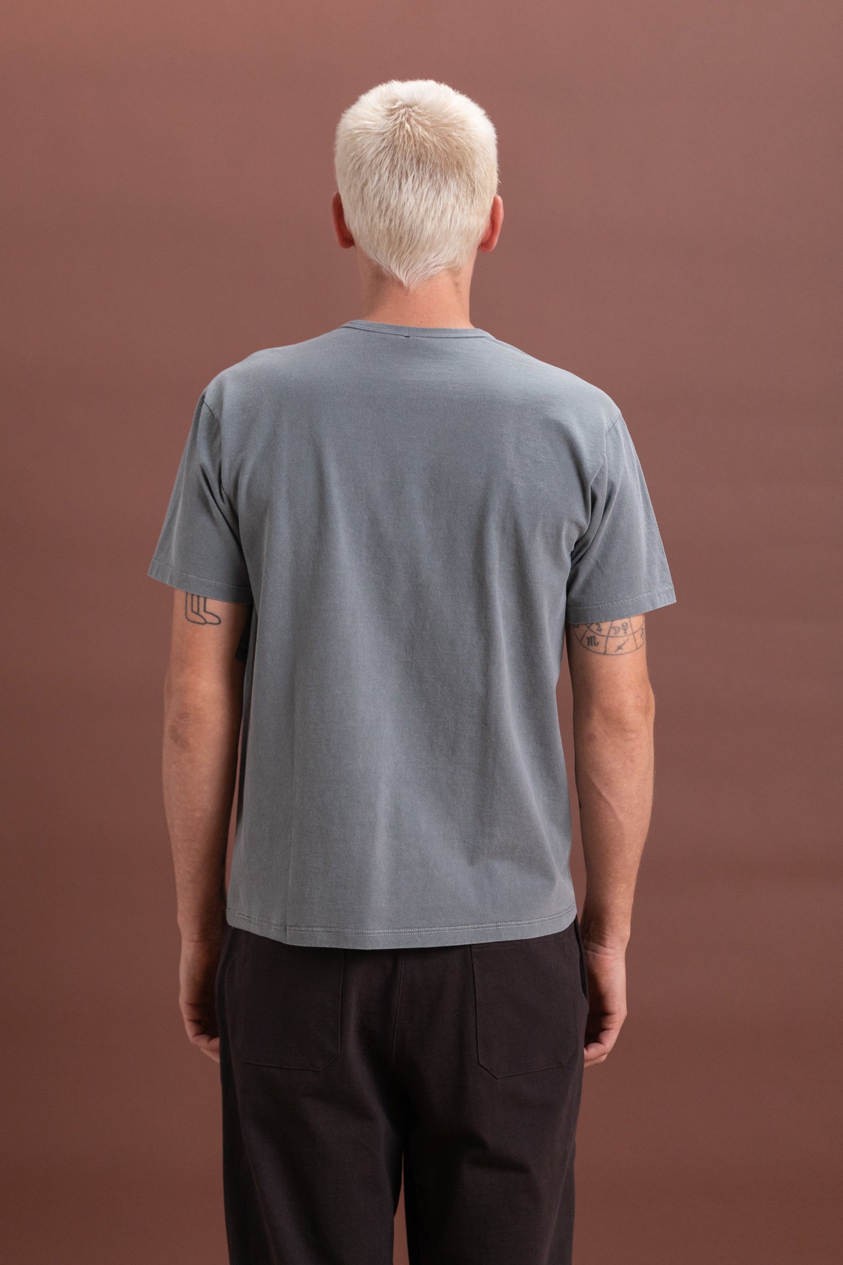 OUR TEE SHIRT IN PIGMENT KELP