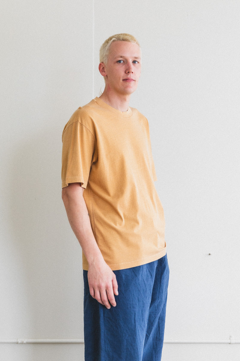 ATHENS TEE IN MUSTARD PIGMENT