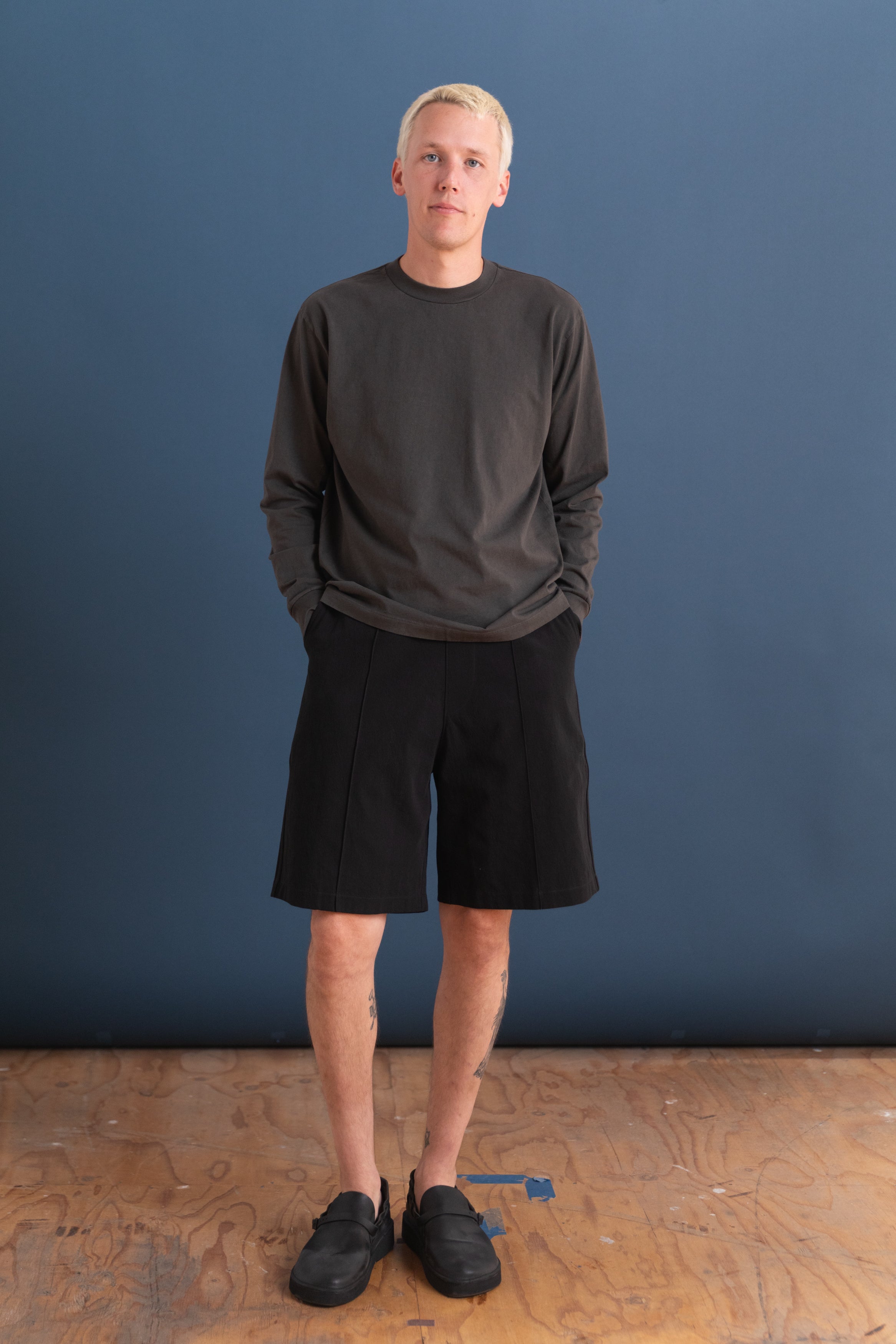 LONG SLEEVE MUNICIPAL TEE IN GRANITE
