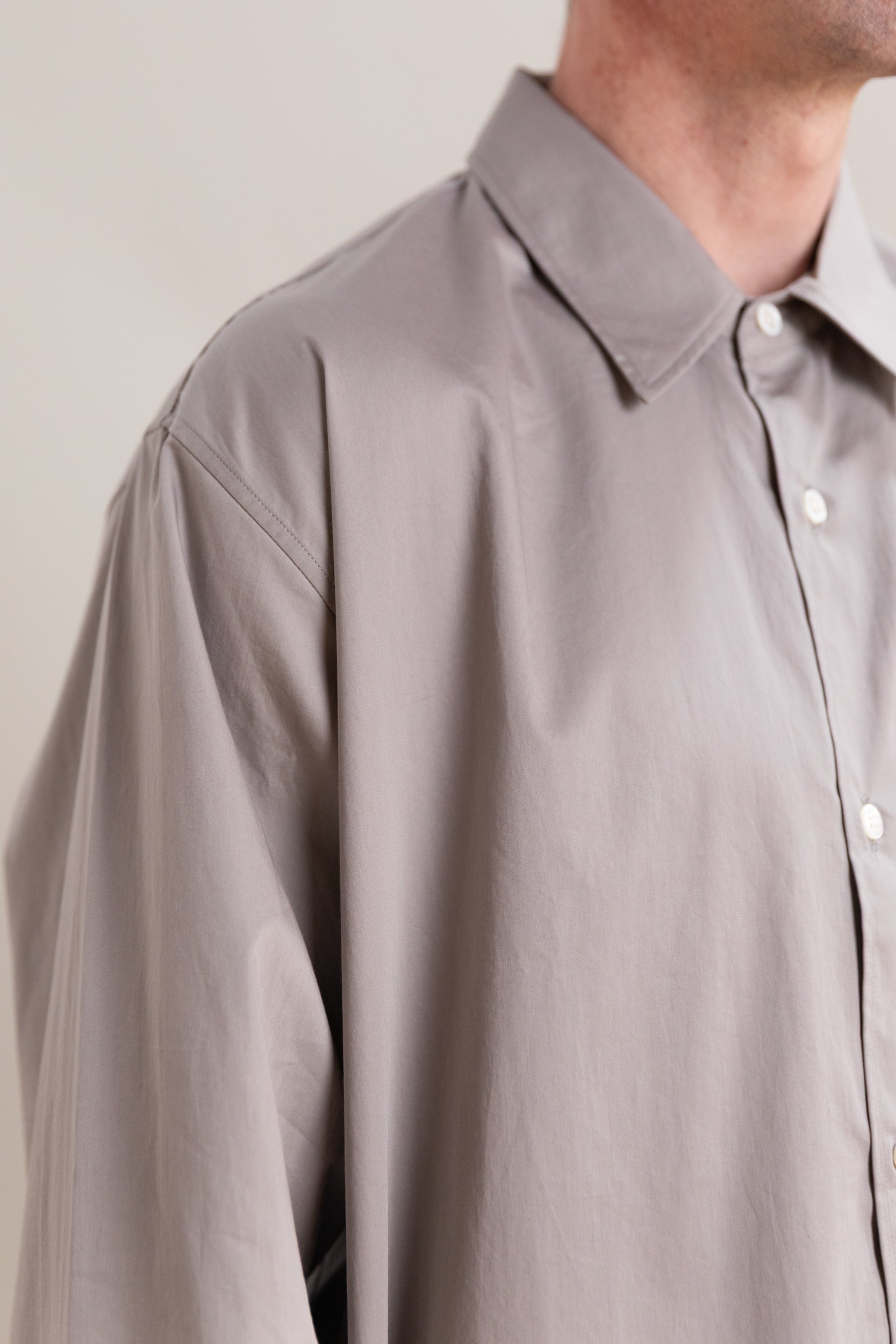 LYNN POPLIN LONG SLEEVE SHIRT IN TRUE GREY