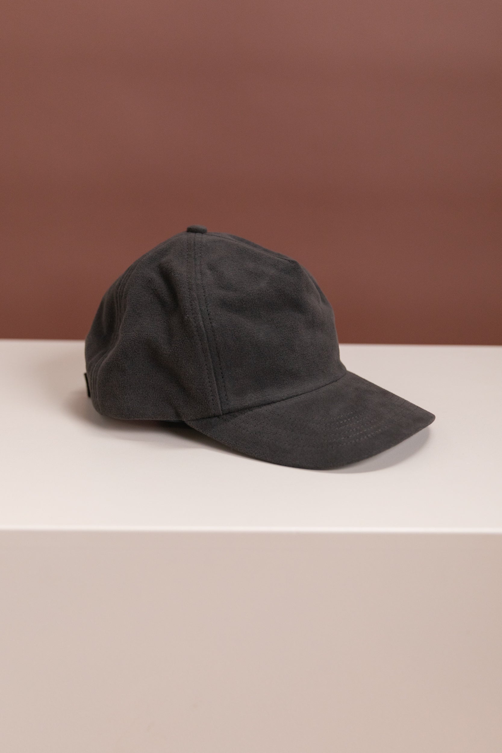 CAP IN BLACK MOLESKIN