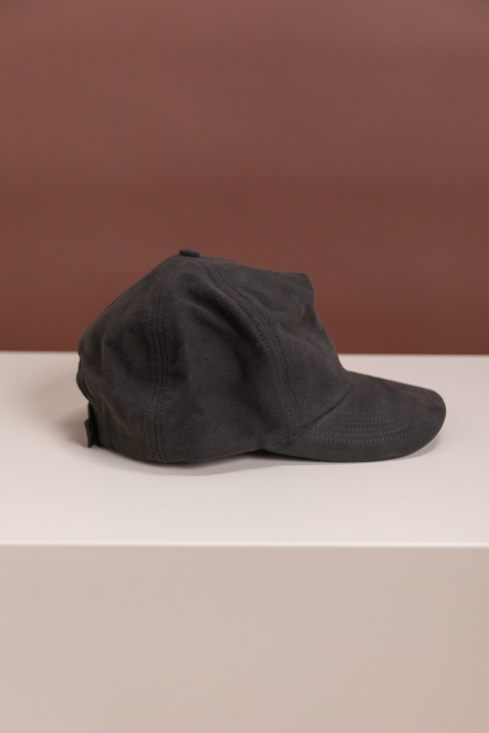 CAP IN BLACK MOLESKIN
