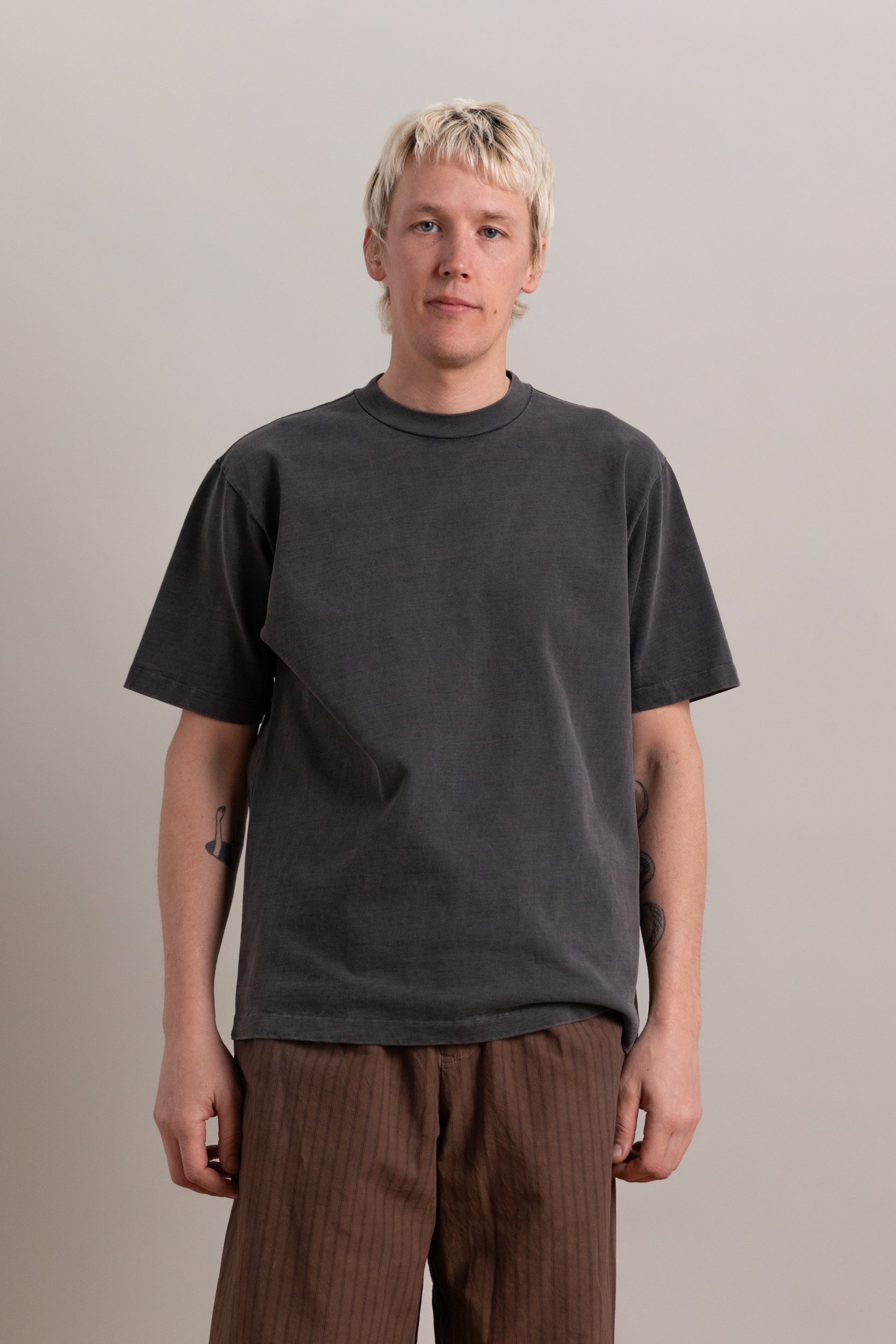 SHORT SLEEVE RUGBY TEE IN GRINDLE