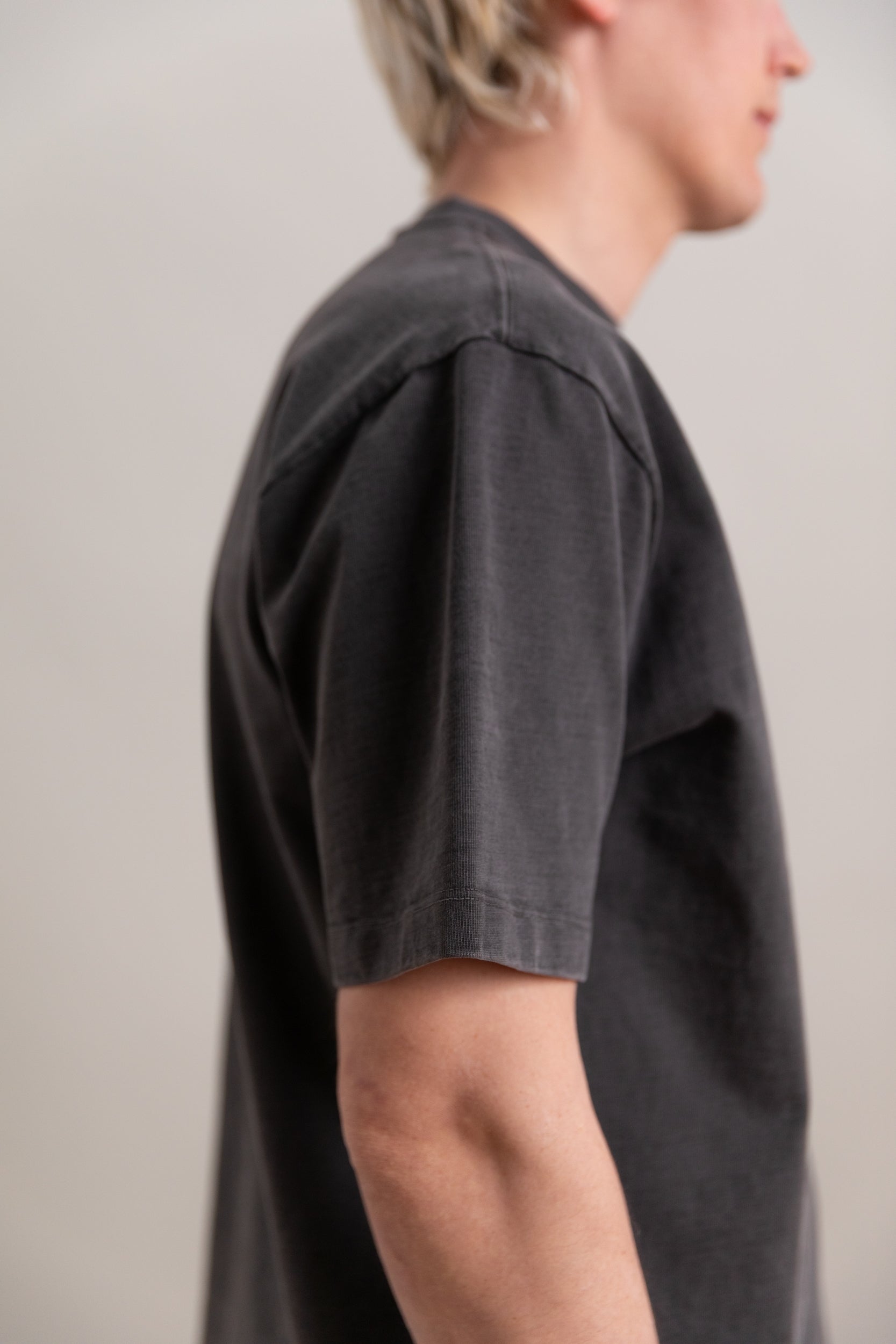 SHORT SLEEVE RUGBY TEE IN GRINDLE