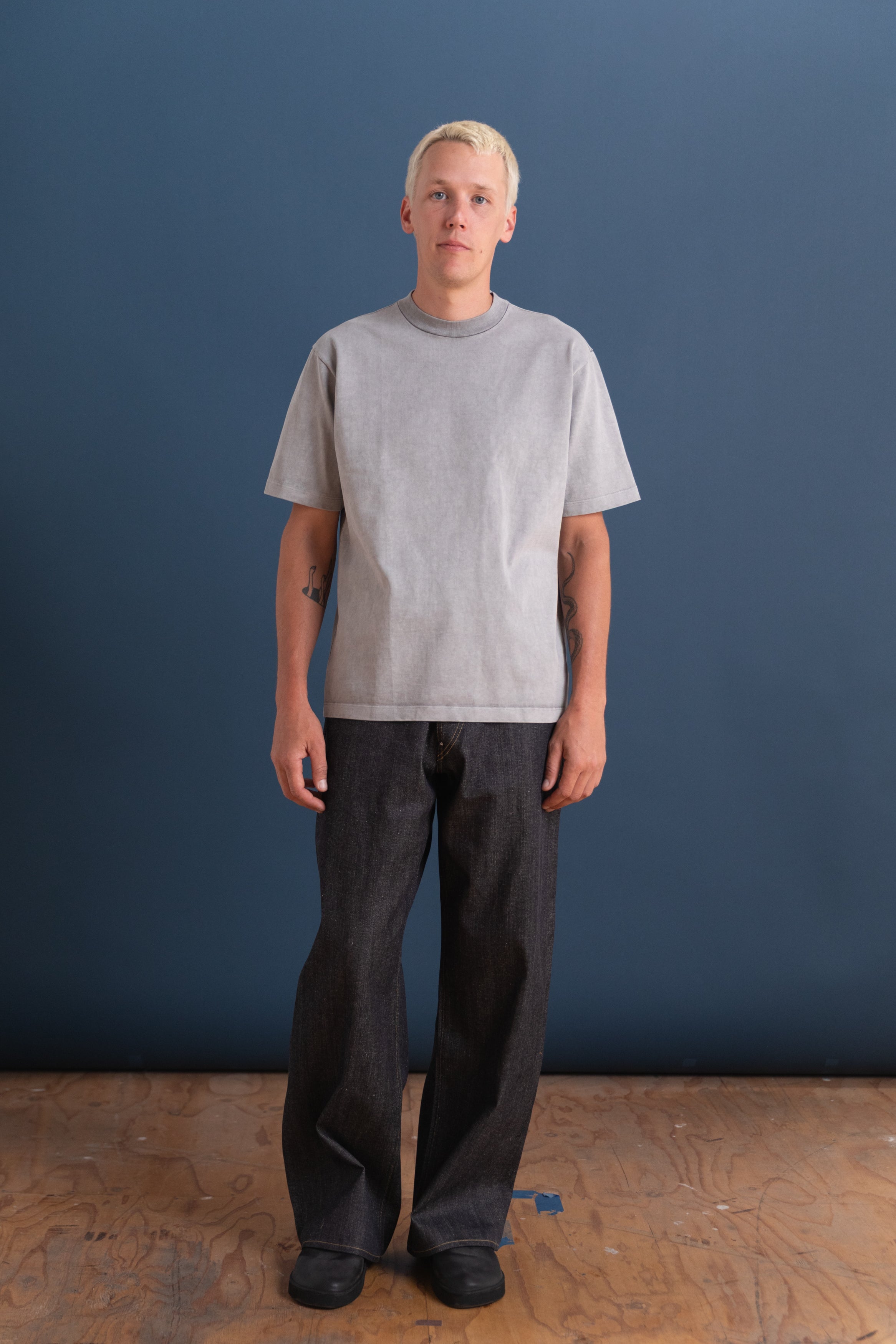 SHORT SLEEVE RUGBY TEE IN PIGMENT CHALK
