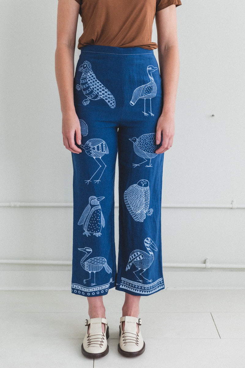 PAINTED FAUNA TROUSERS IN NAVY LINEN