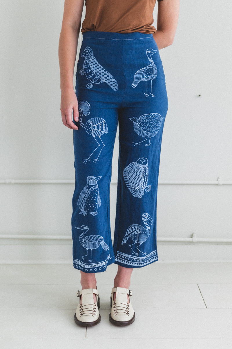 PAINTED FAUNA TROUSERS IN NAVY LINEN