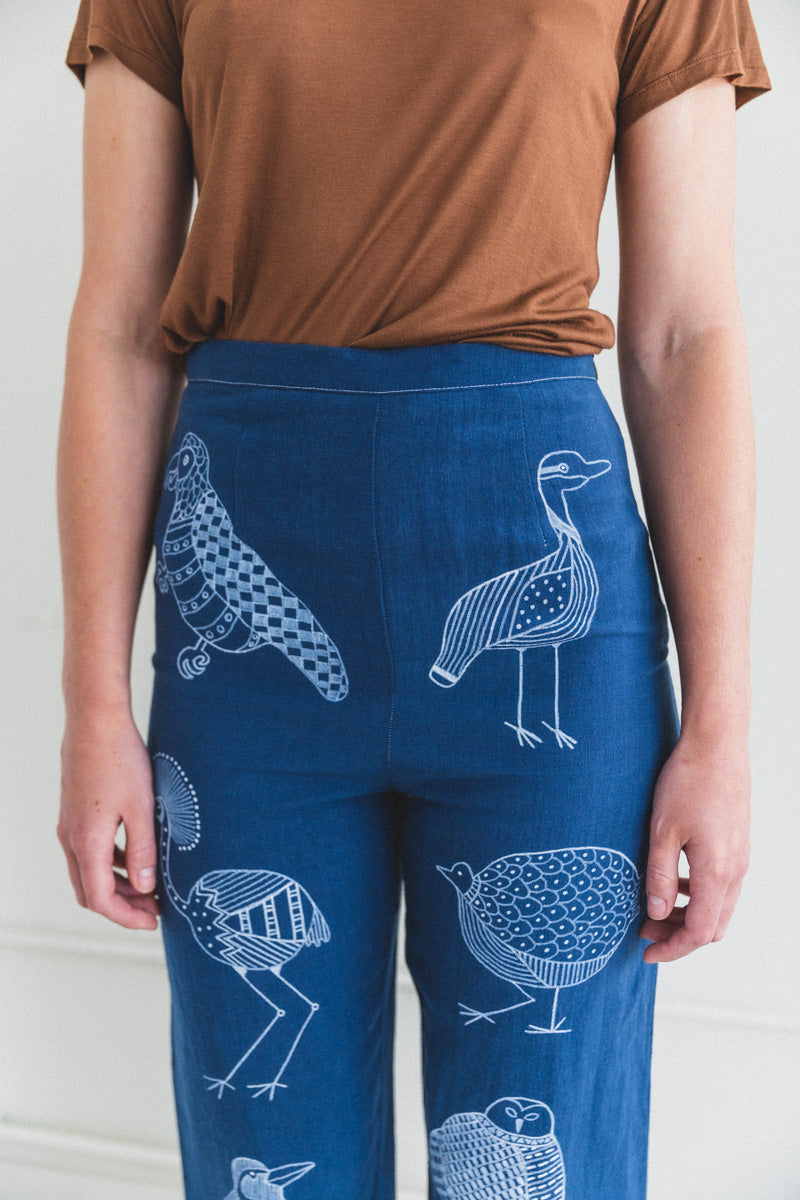 PAINTED FAUNA TROUSERS IN NAVY LINEN
