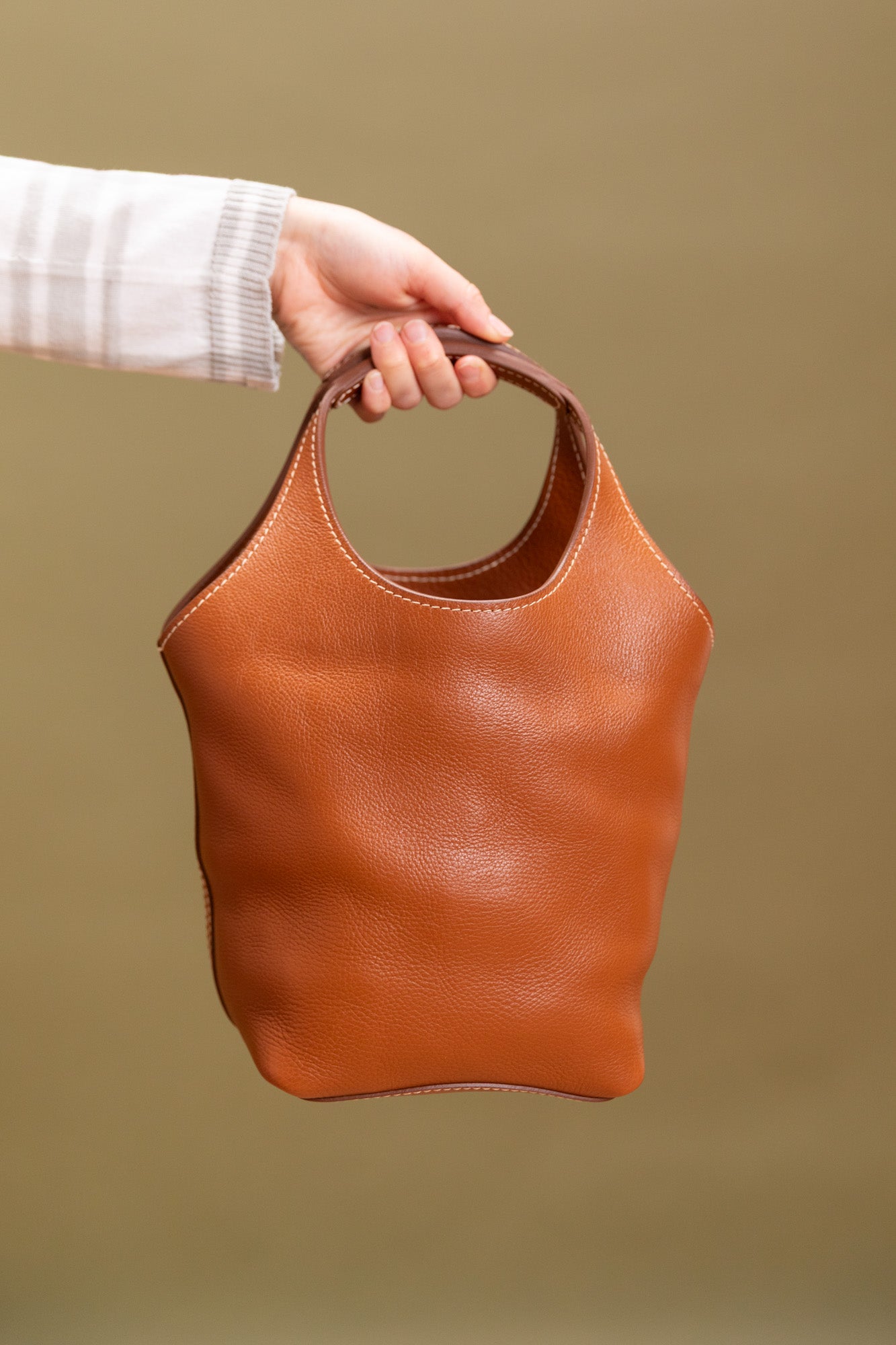 AMA IN BROWN LEATHER