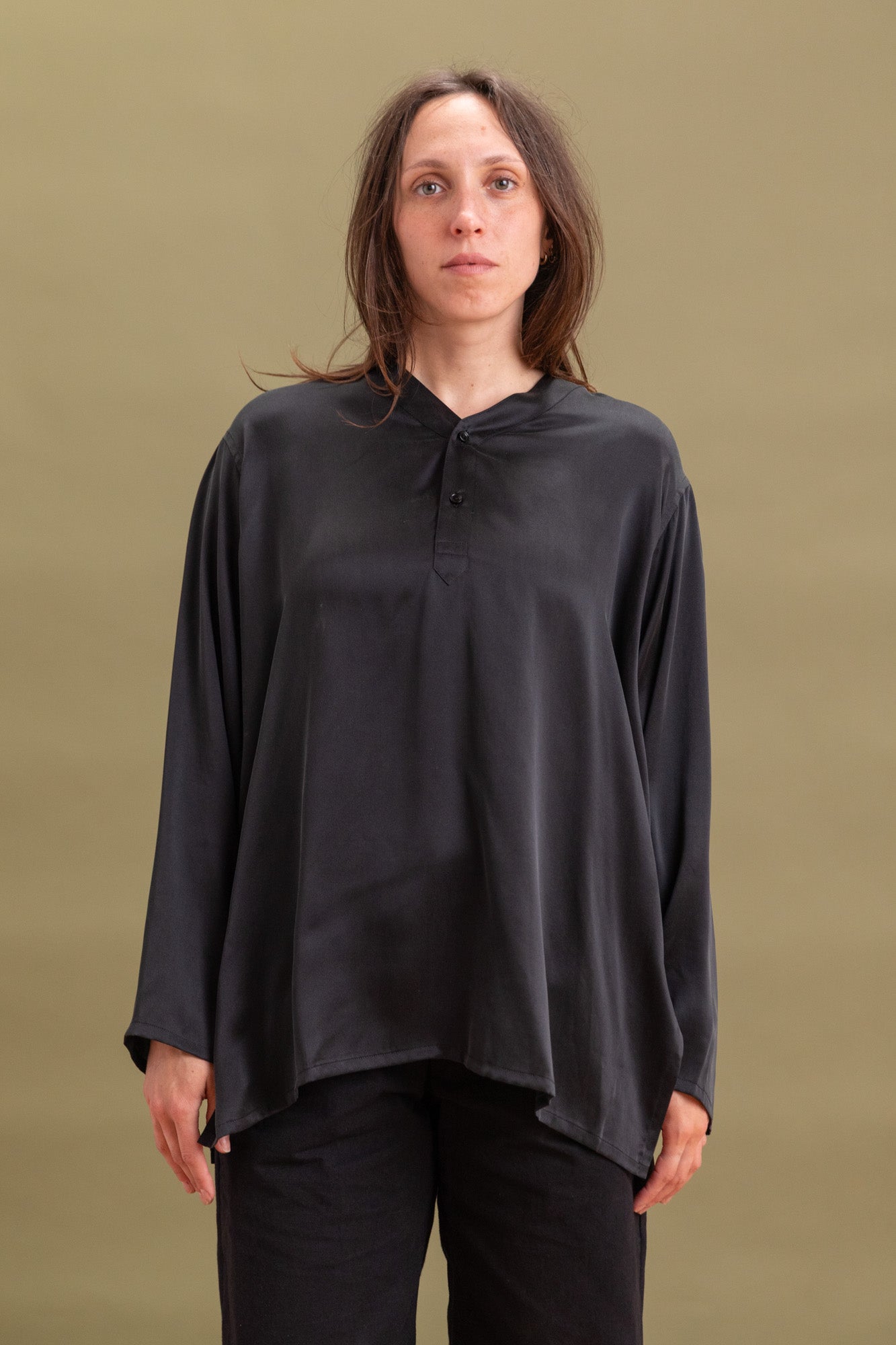 R18 S2 ARROW SHIRT IN BLACK SATURN