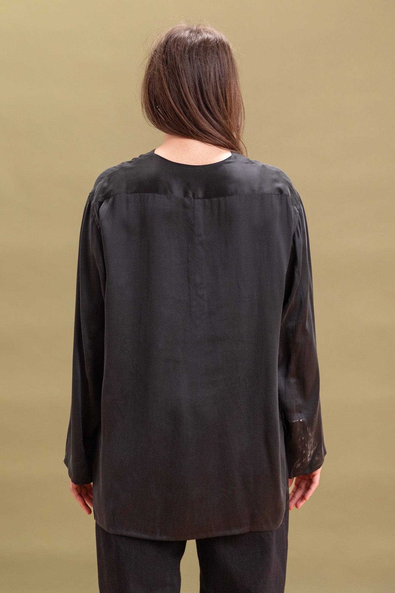 R18 S2 ARROW SHIRT IN BLACK SATURN