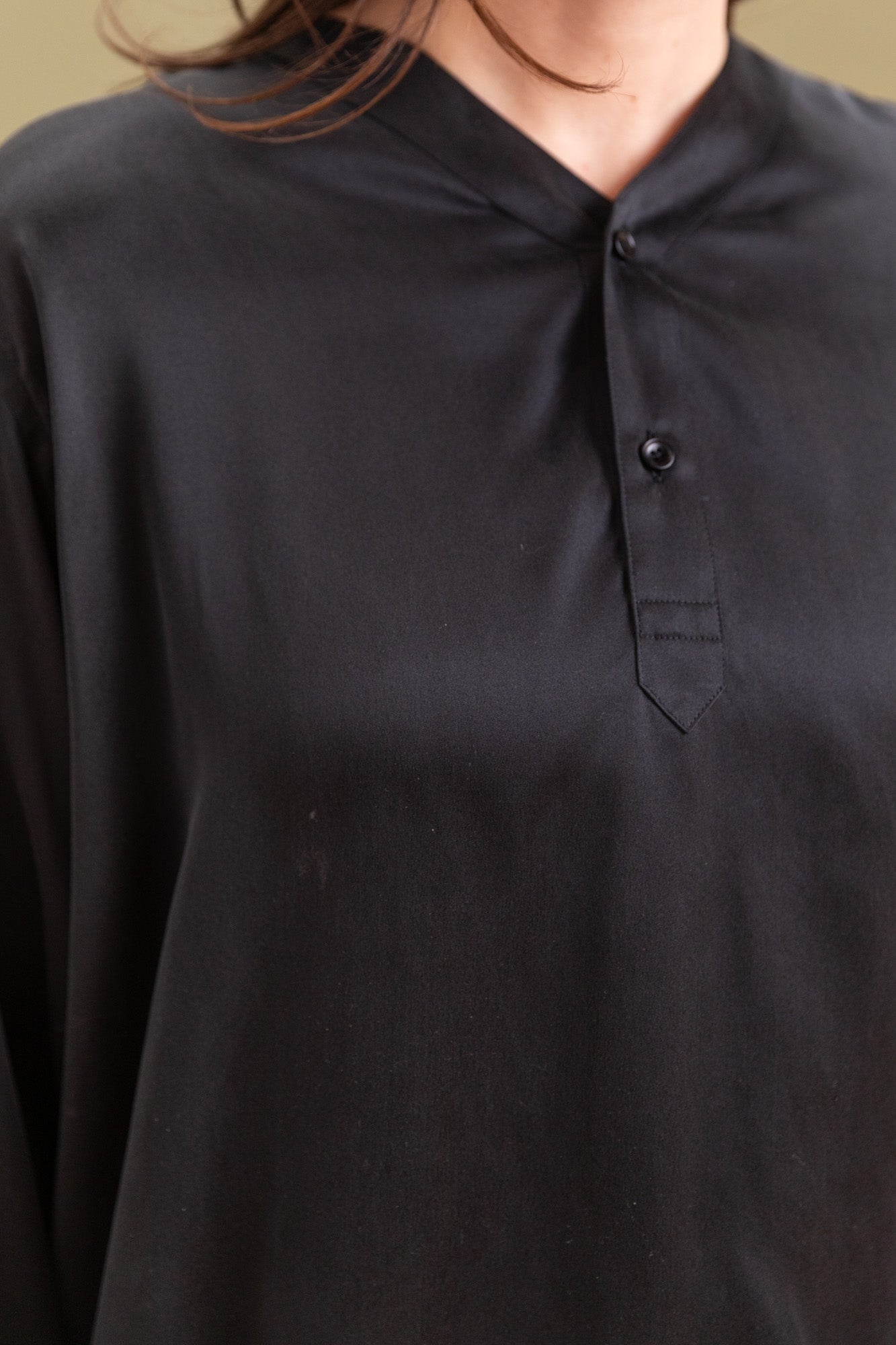 R18 S2 ARROW SHIRT IN BLACK SATURN