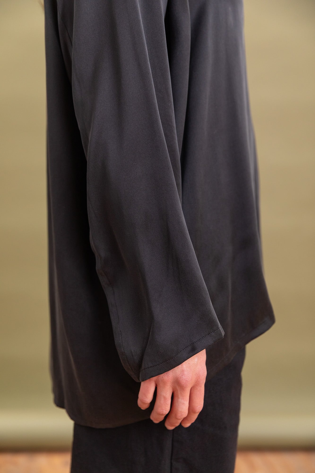 R18 S2 ARROW SHIRT IN BLACK SATURN