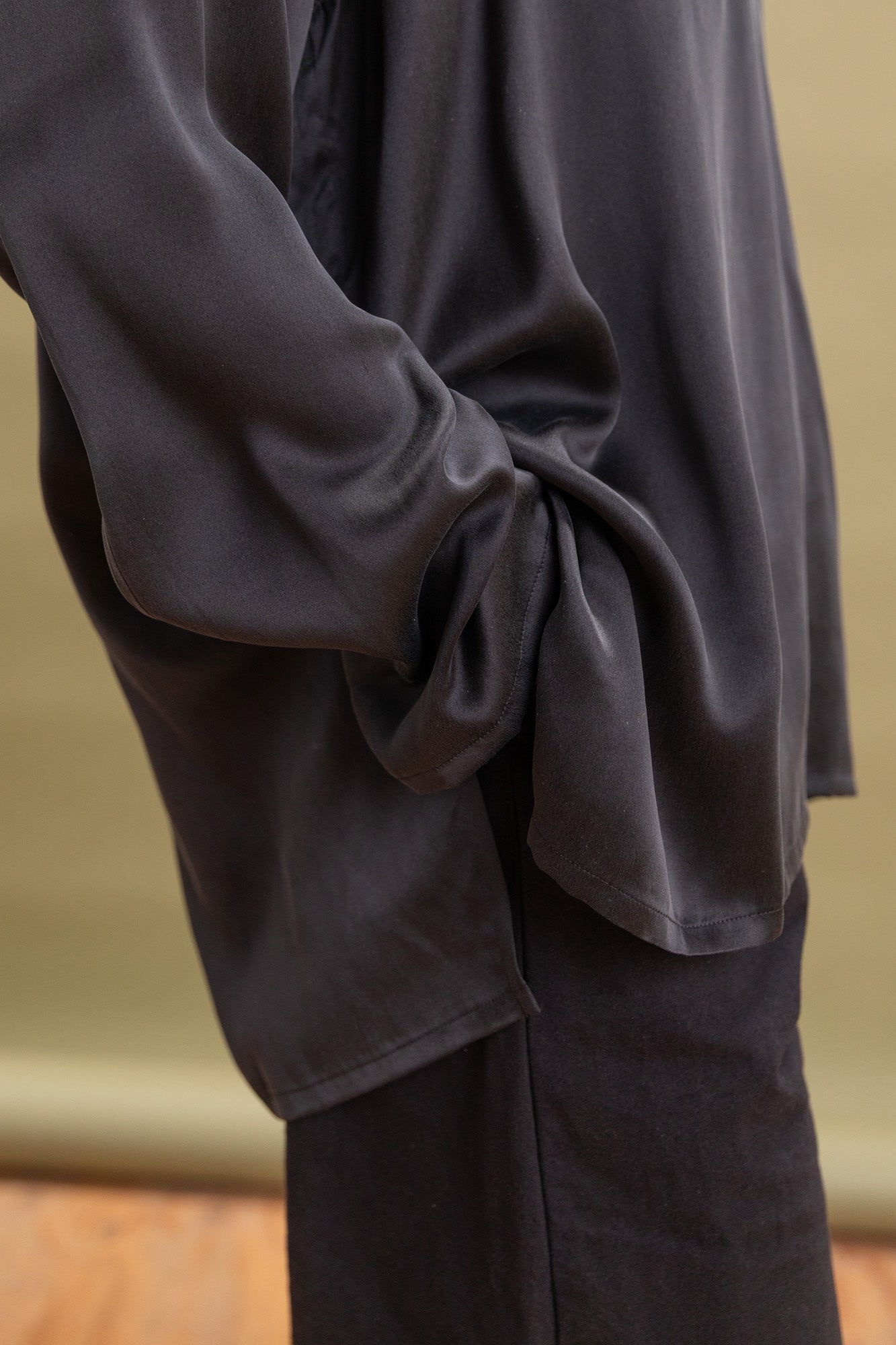 R18 S2 ARROW SHIRT IN BLACK SATURN