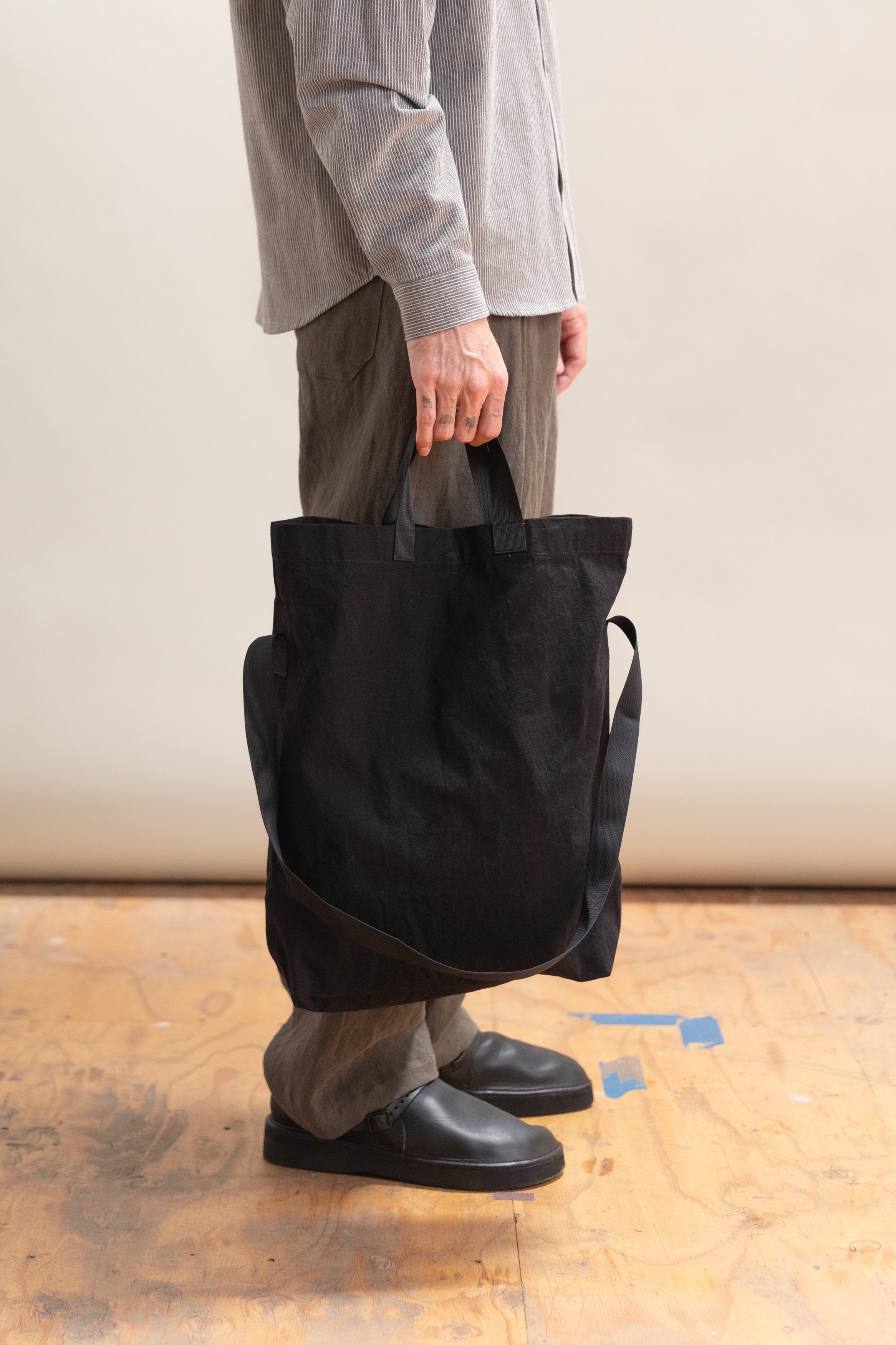 accent code handle tote bag／black R0 B1 MULTI HANDLE TOTE IN BLACK WAX