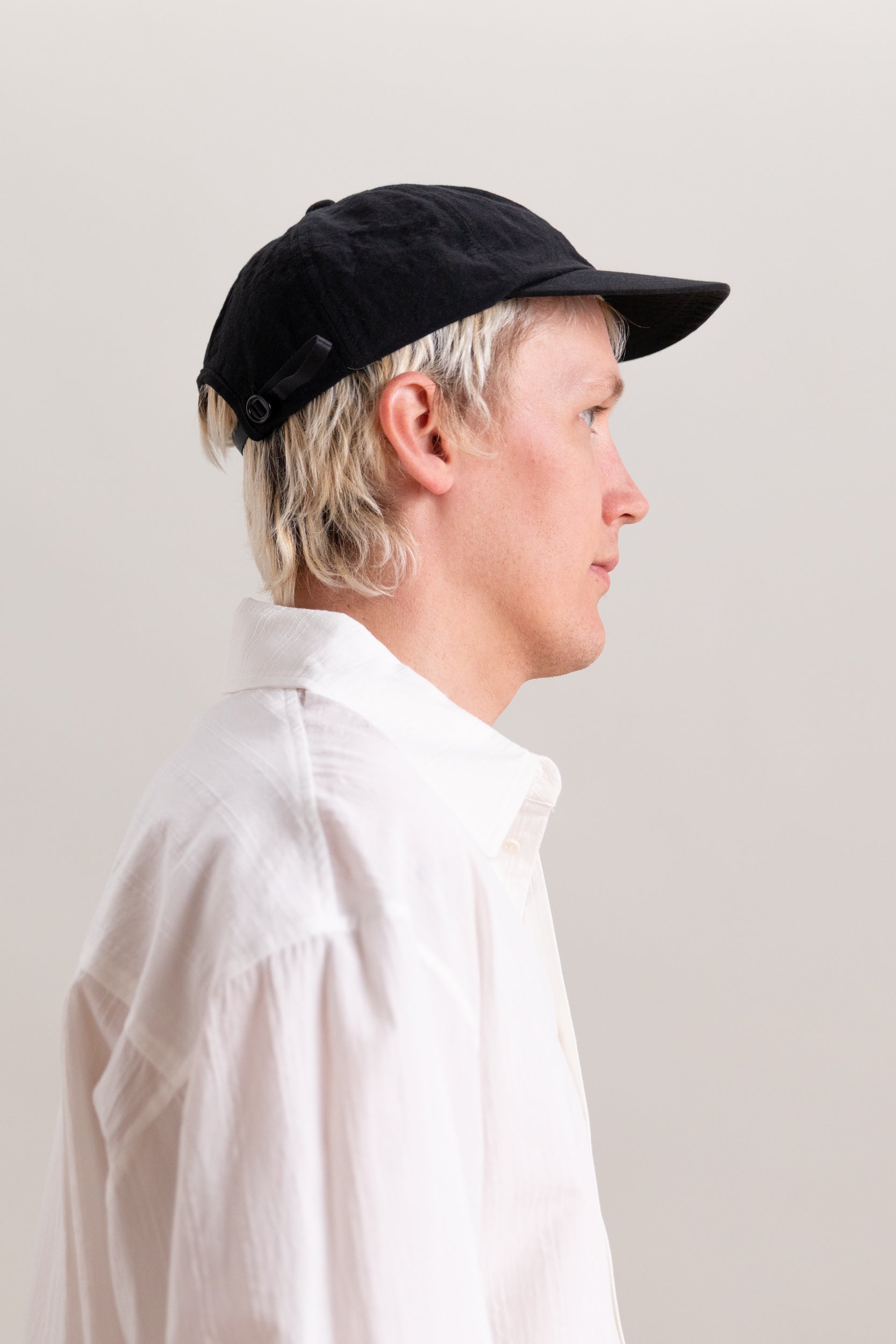 R20 C1 SHALLOW CAP IN BLACK LINEN