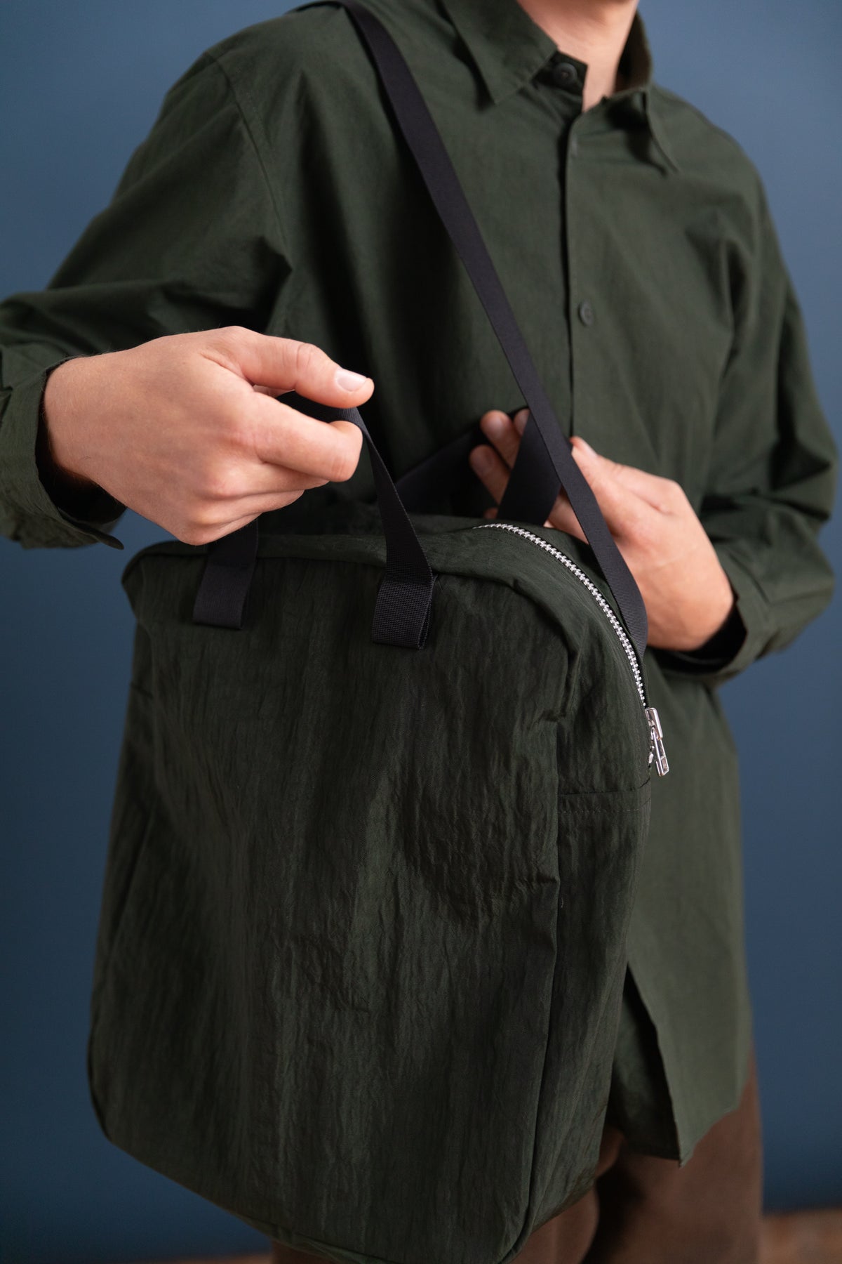 R21 B0 ZIP TOTE IN JUNGLE NYLON