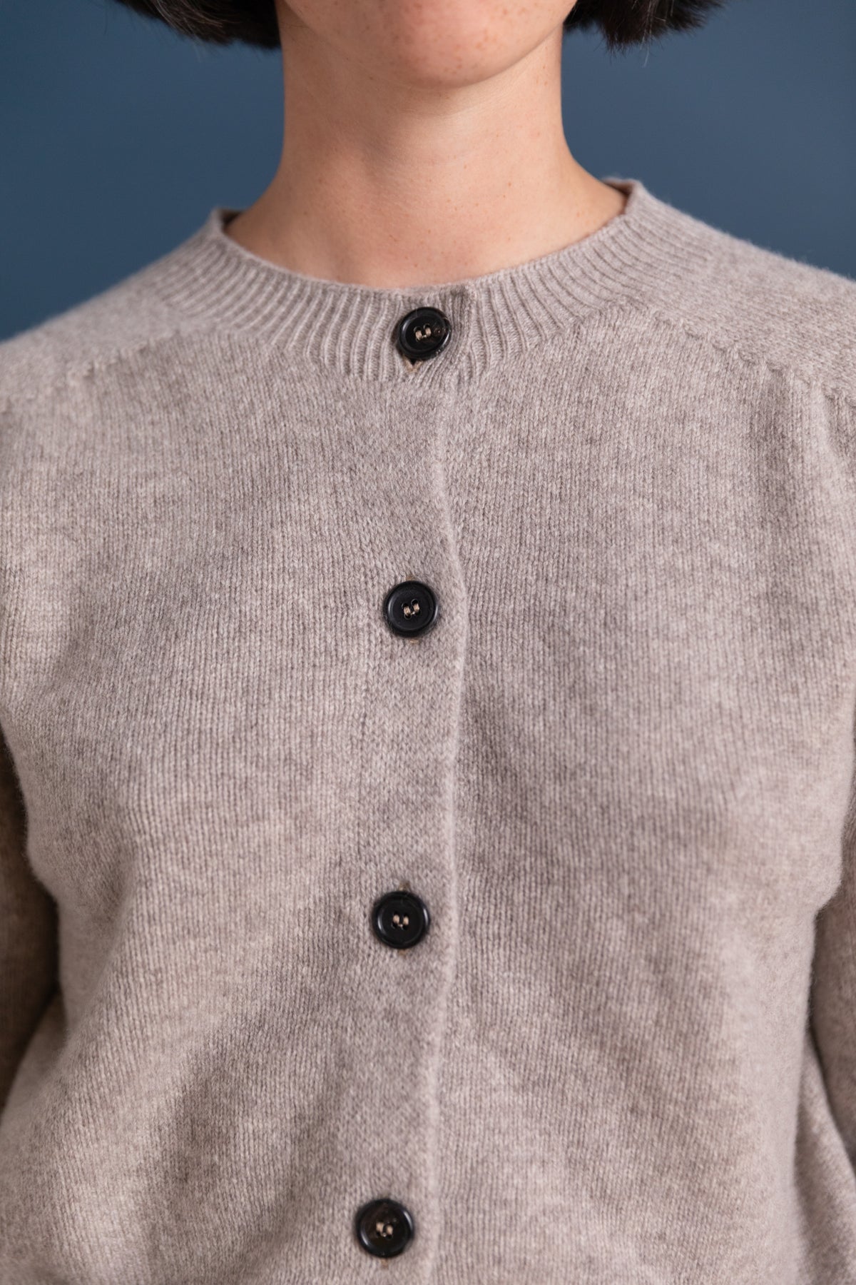 SMALL CREW NECK CARDIGAN IN NATURAL MERINO/CASHMERE
