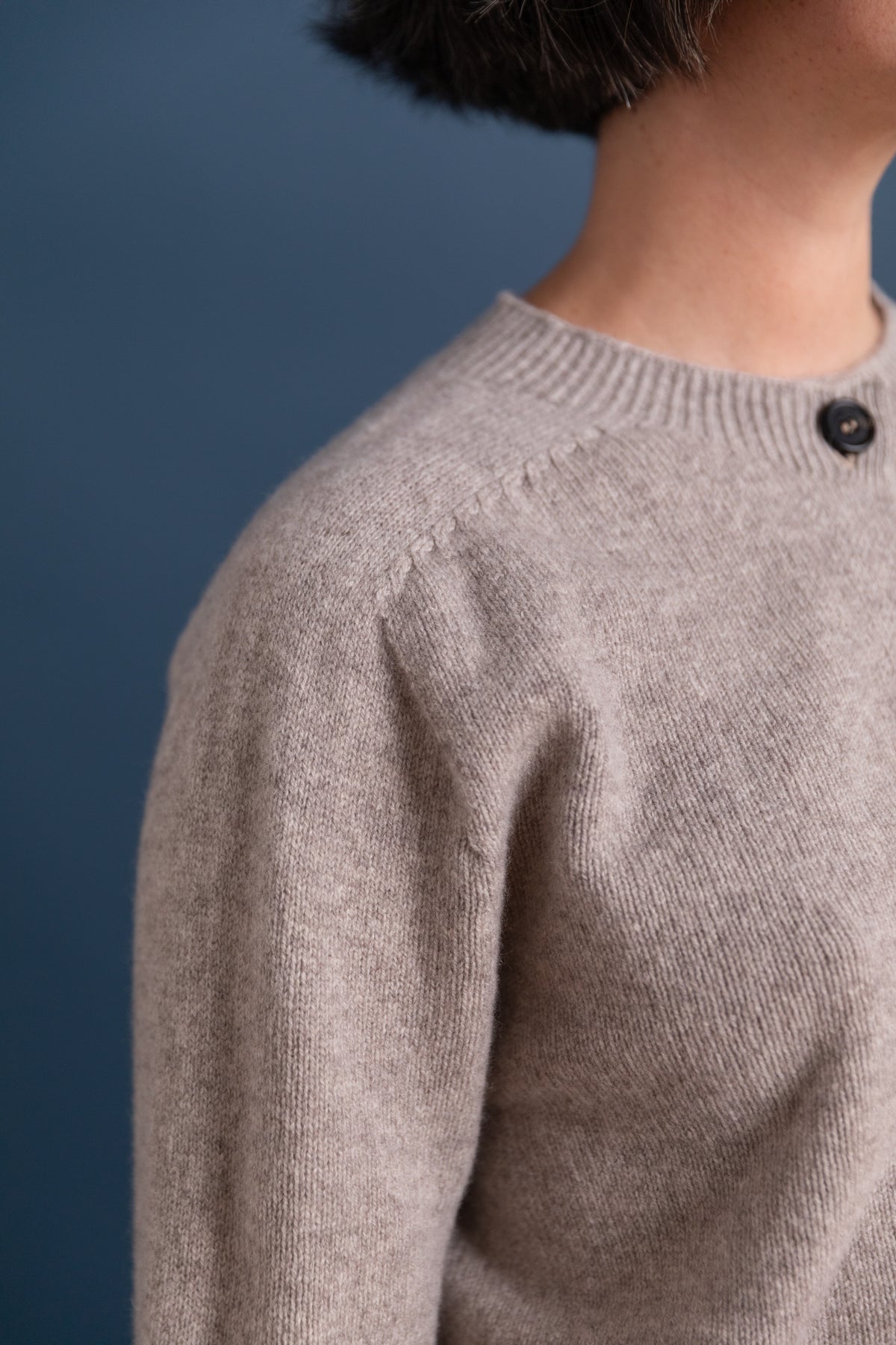 SMALL CREW NECK CARDIGAN IN NATURAL MERINO/CASHMERE