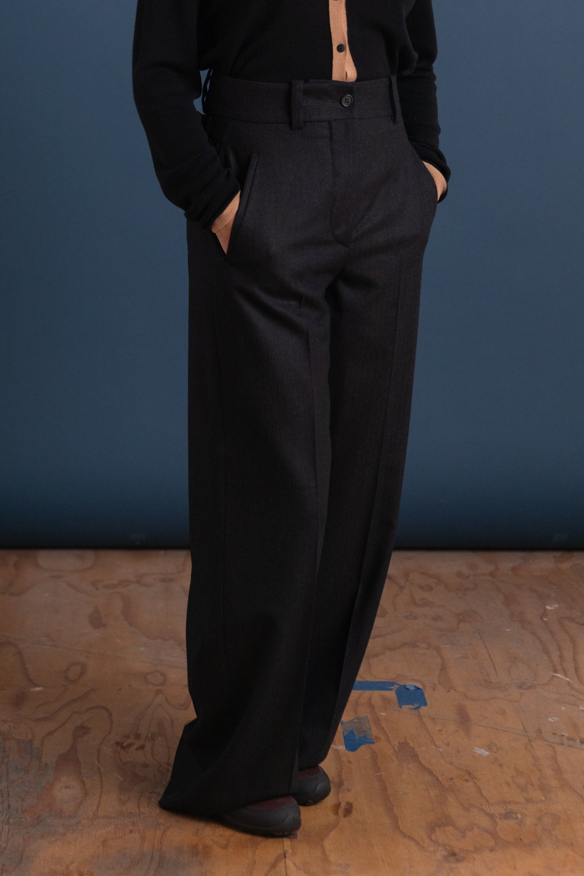 DEEP WAISTBAND CINCH TROUSERS IN BLACK/CHARCOAL STRIPED MUTED WOOL FLANNEL