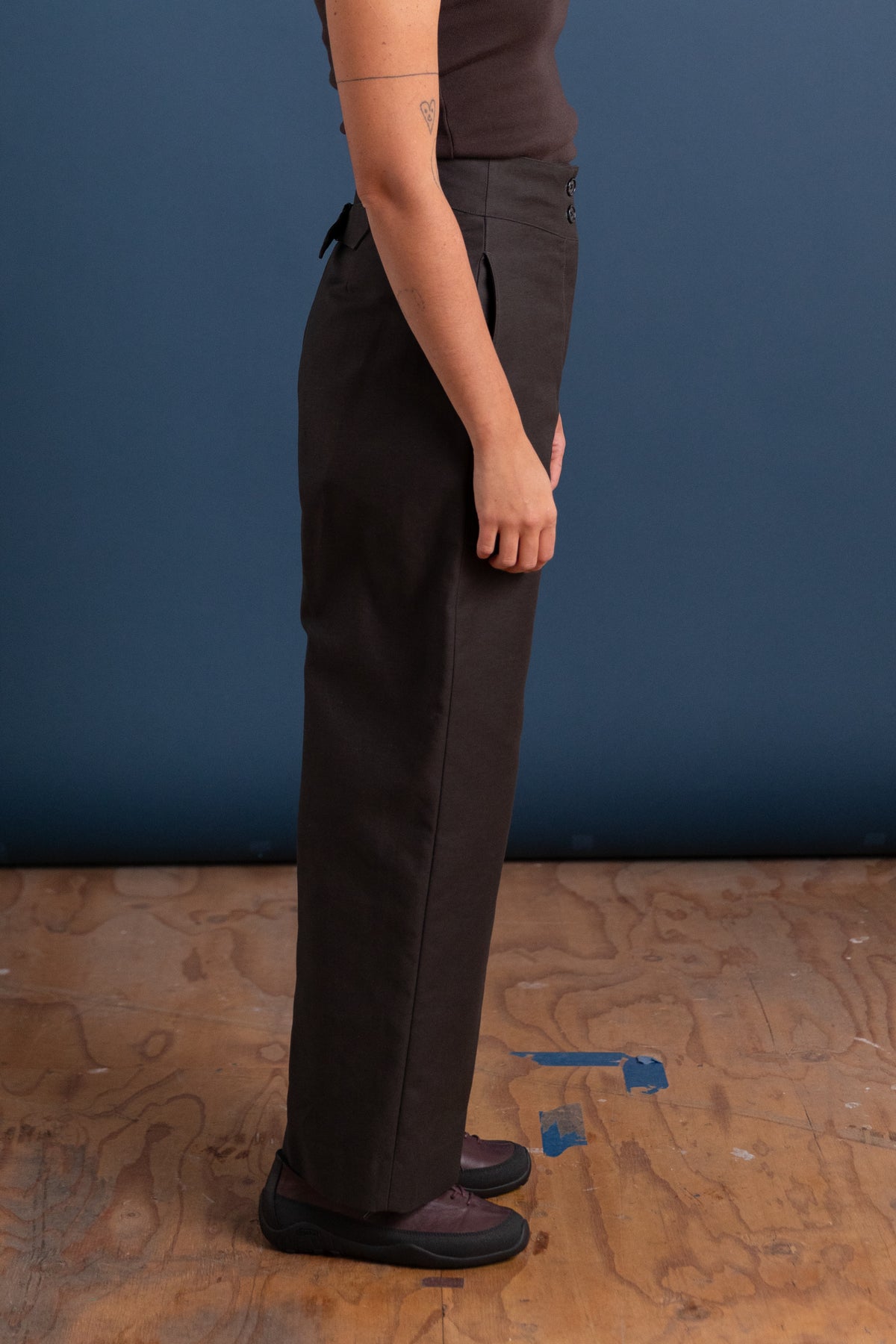 DEEP WAISTBAND TROUSERS IN ELEPHANT DRY COTTON DRILL