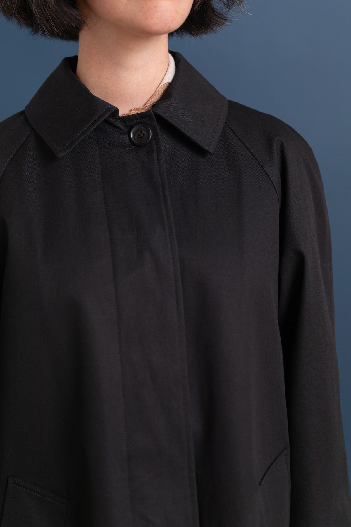 RAGLAN MAC IN SHOWERPROOF COTTON DRILL BLACK WITH WOOL LINING