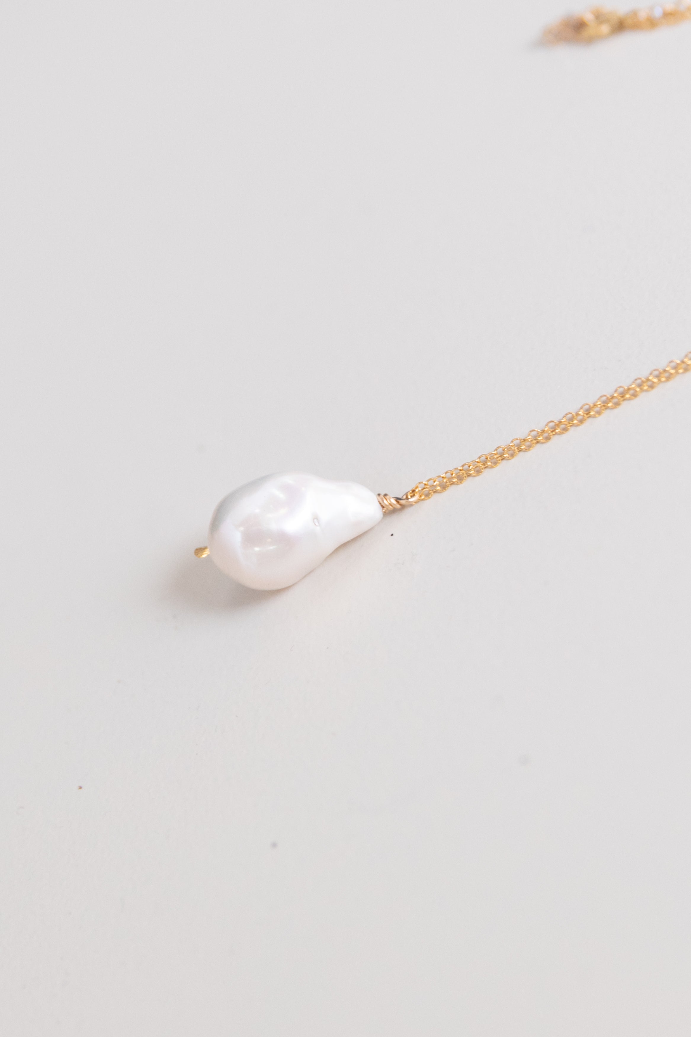 BAROQUE PEARL DROP NECKLACE IN WHITE