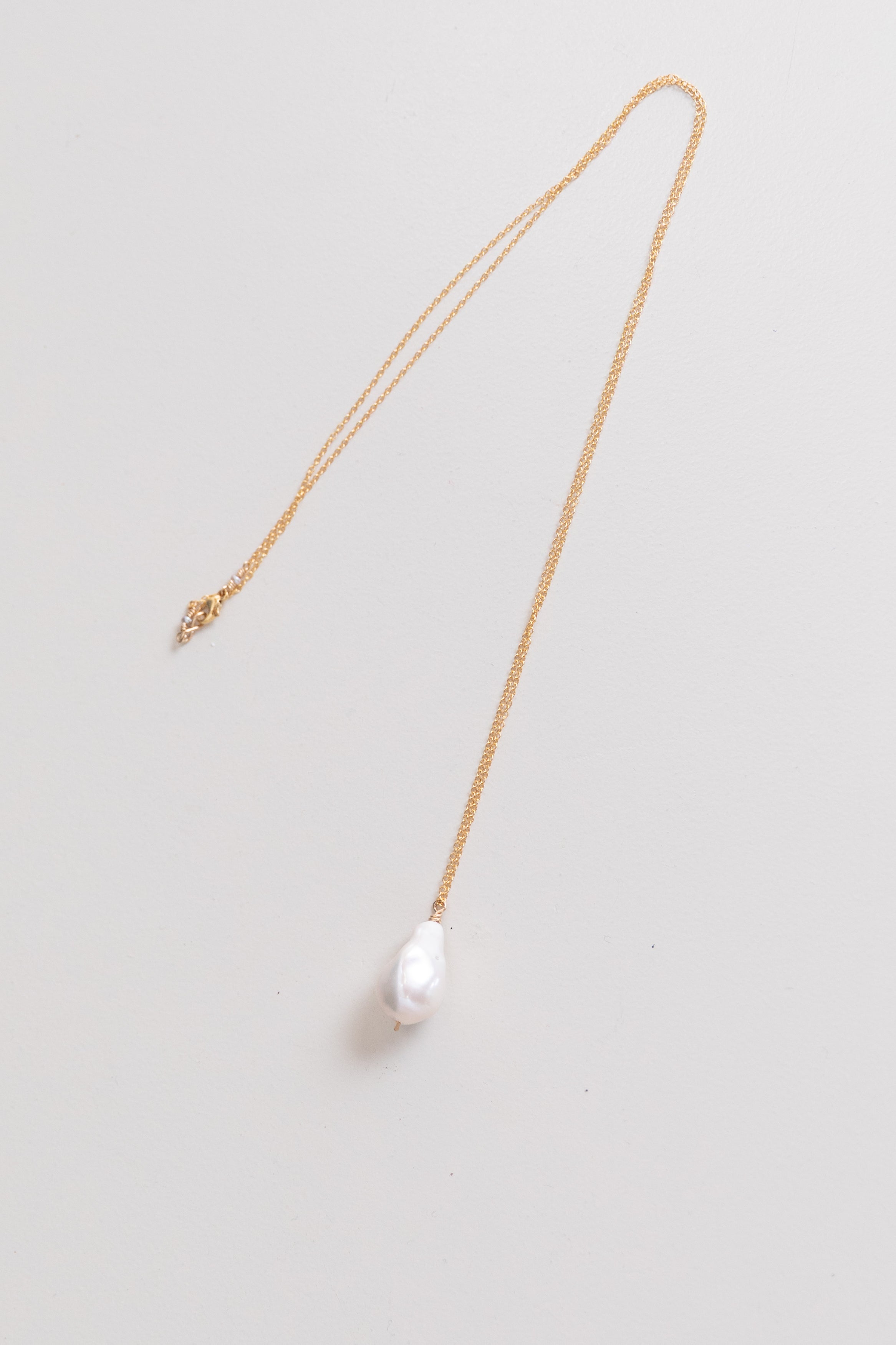 BAROQUE PEARL DROP NECKLACE IN WHITE