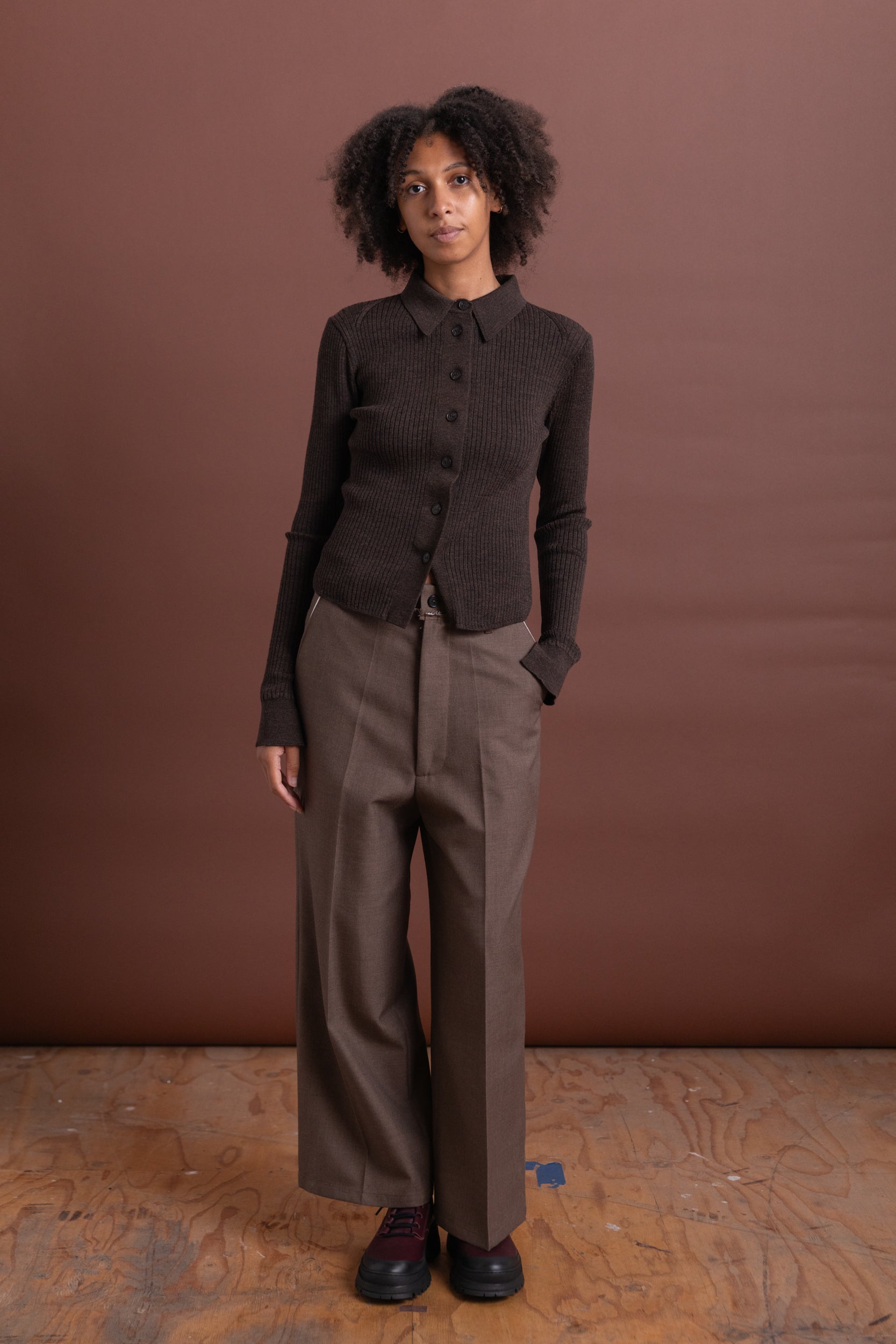 KNITTED RIB SHIRT IN DARK BROWN
