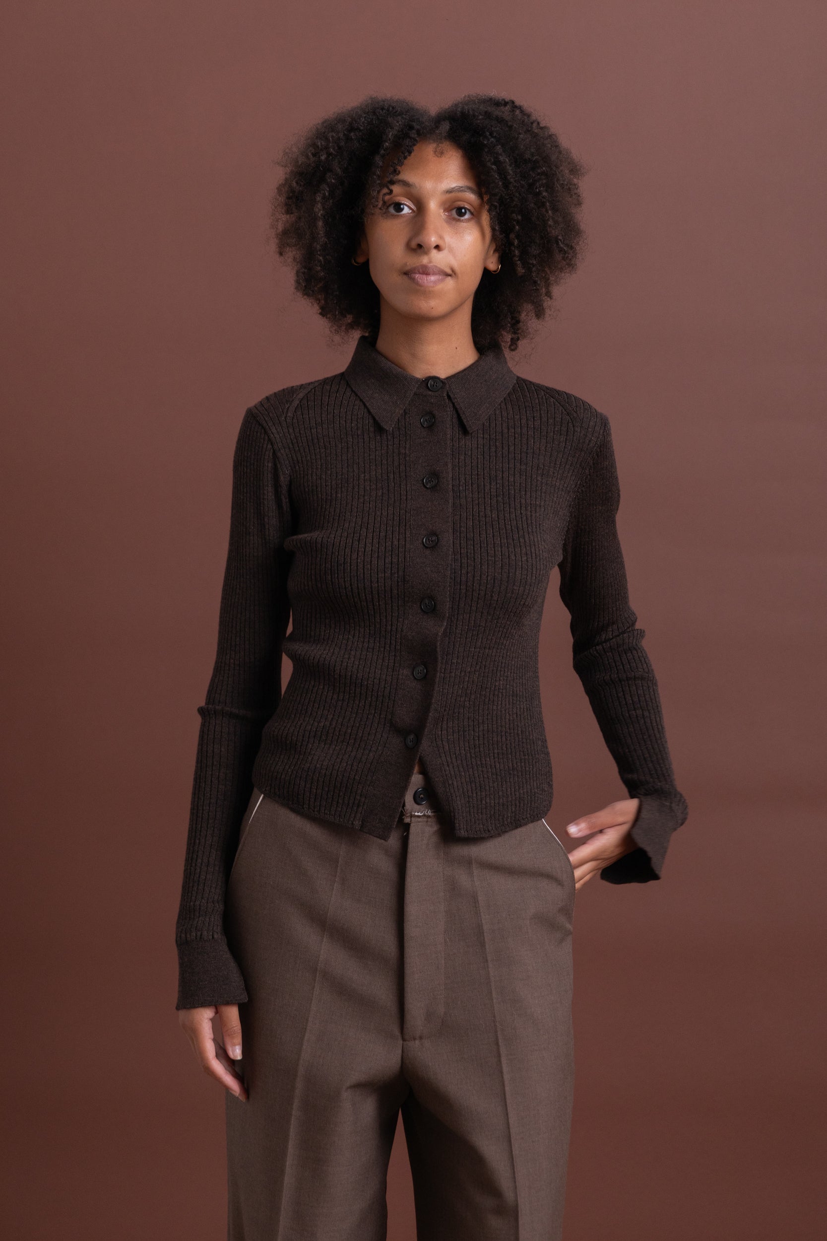 KNITTED RIB SHIRT IN DARK BROWN
