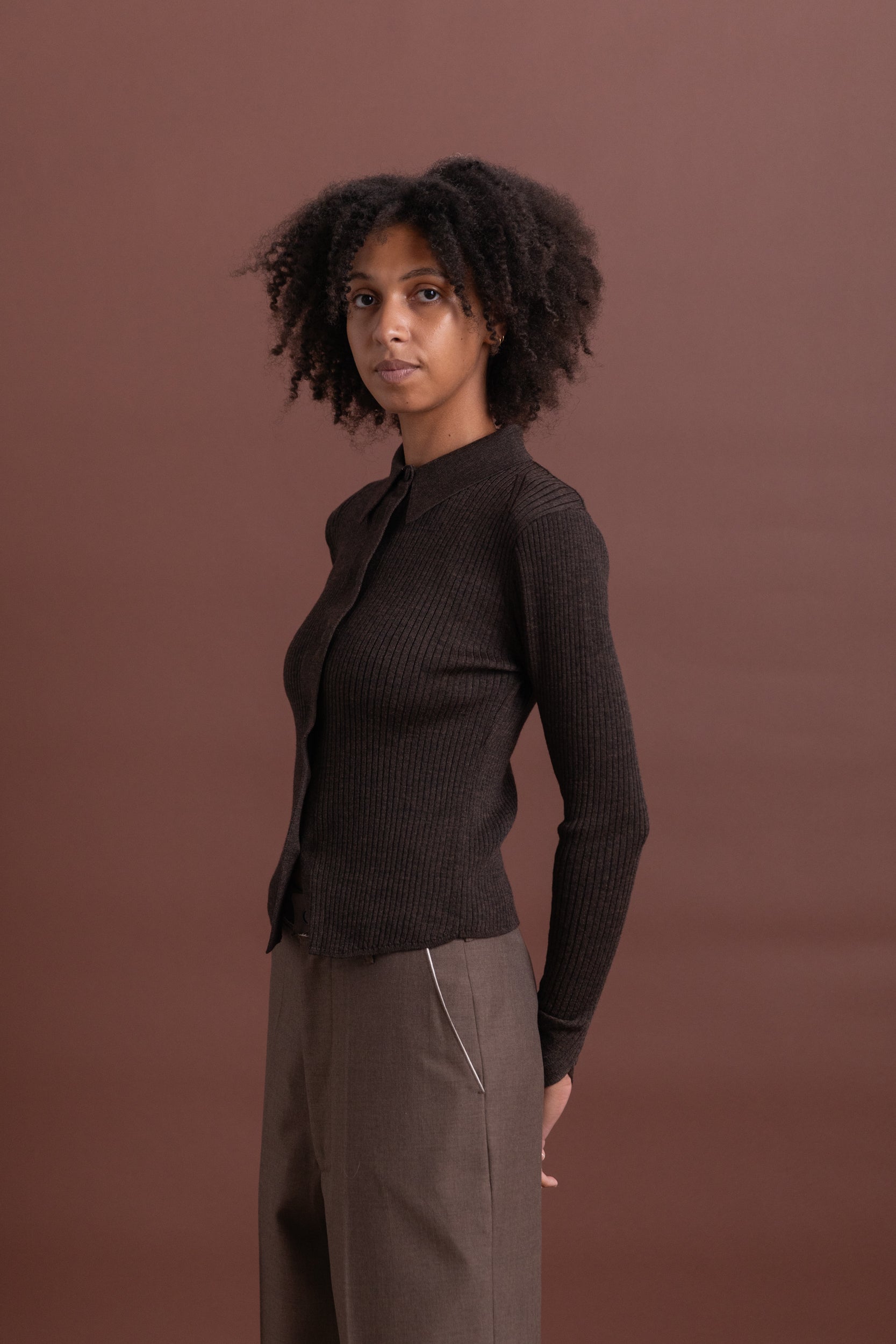 KNITTED RIB SHIRT IN DARK BROWN
