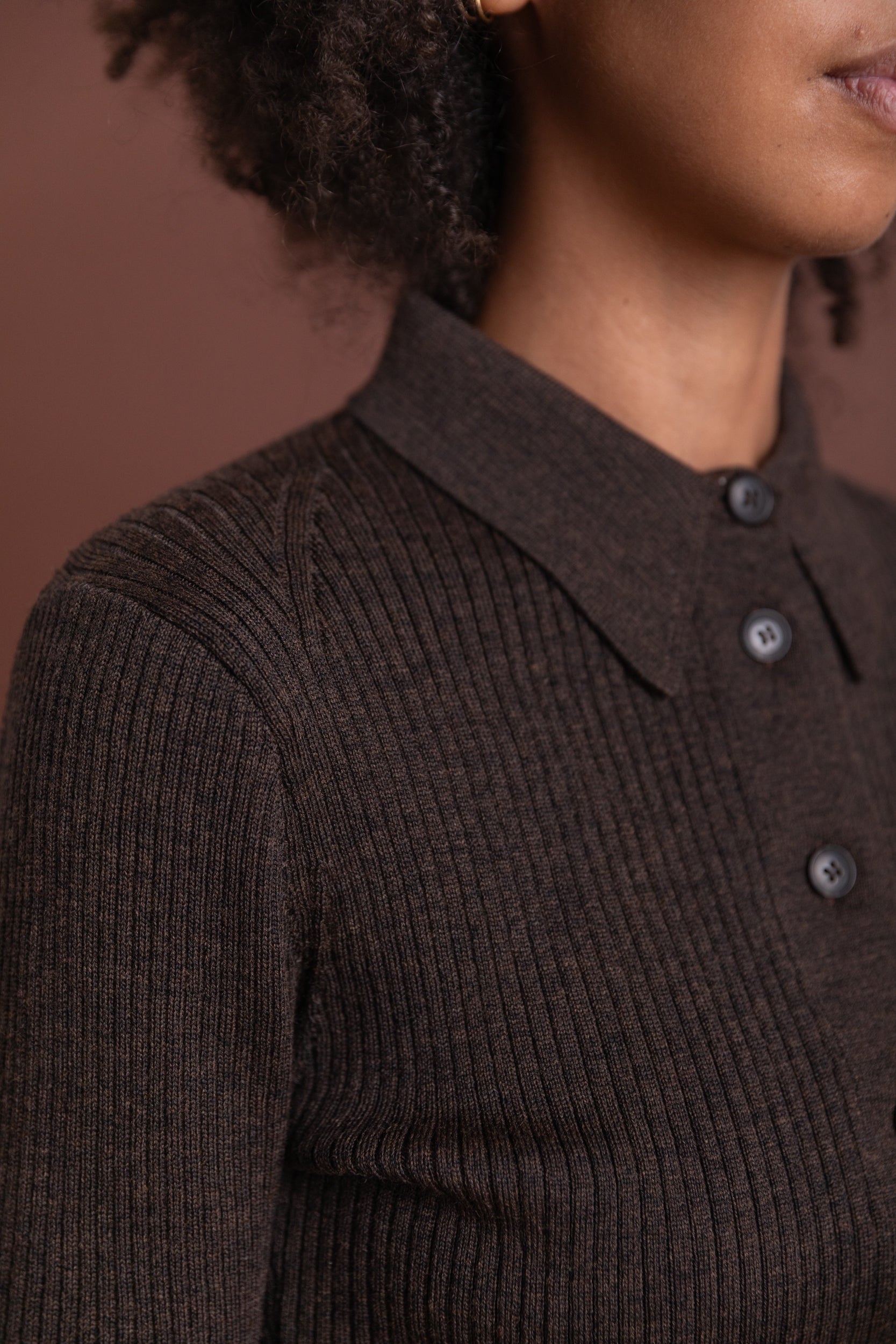 KNITTED RIB SHIRT IN DARK BROWN