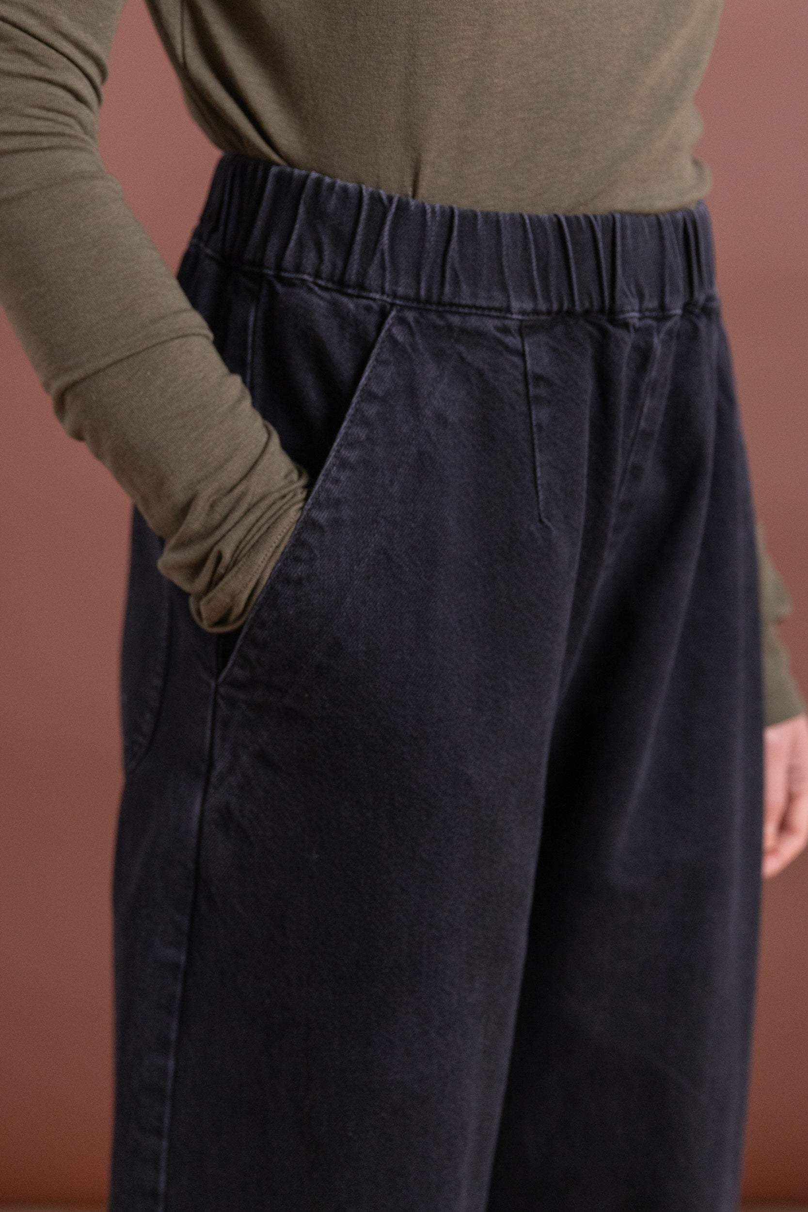 BARREL PANT IN FADED BLACK